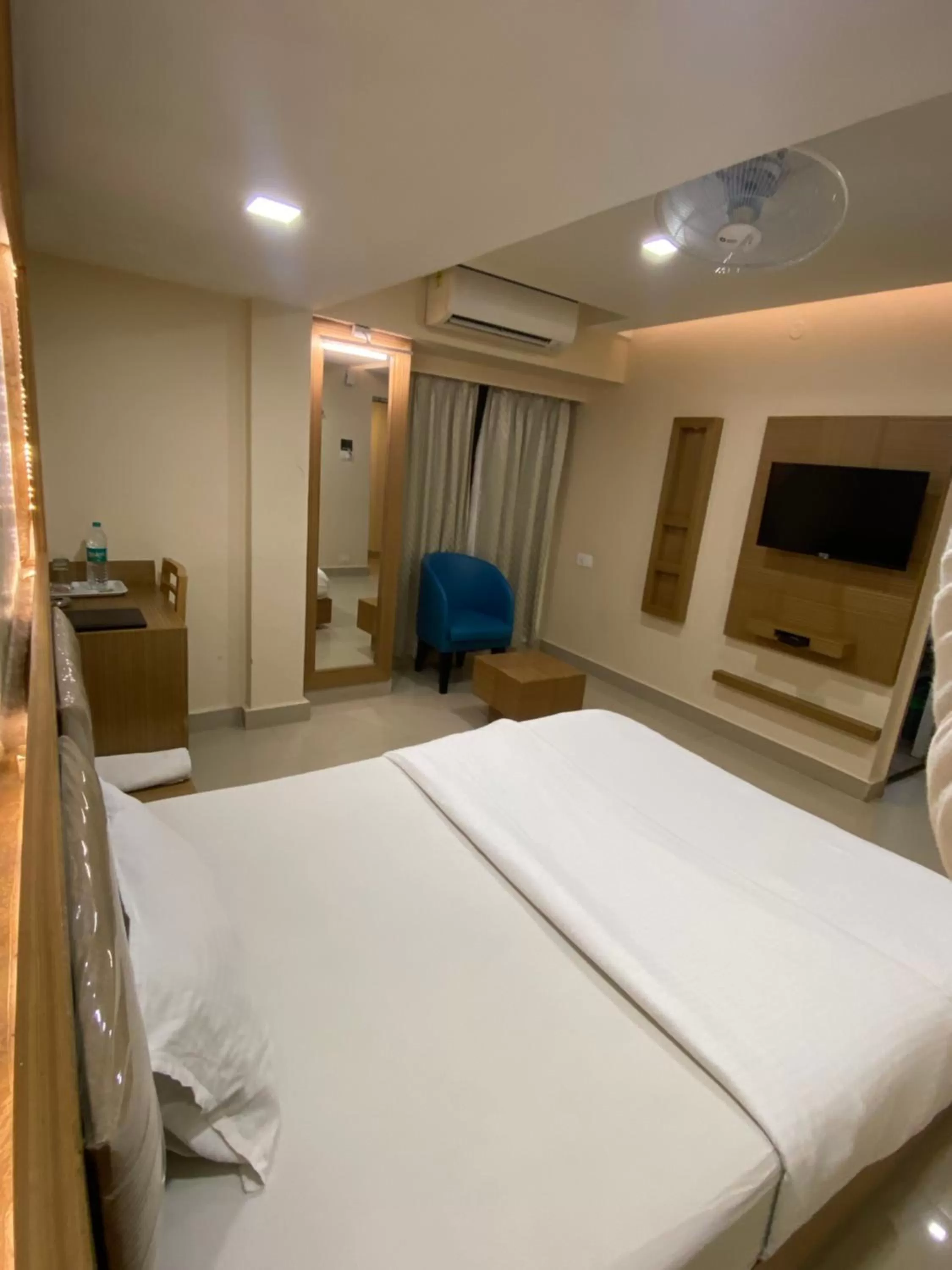 Bedroom, Bed in Greens Suite - Business Class Hotel - Opposite Ripon Building