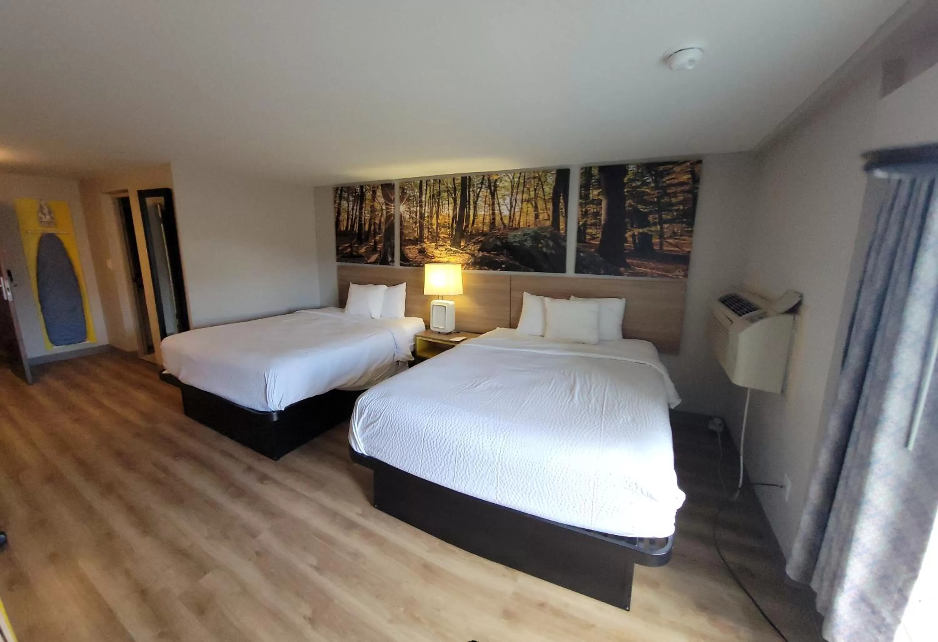 Photo of the whole room, Bed in Days Inn By Wyndham Carlisle North