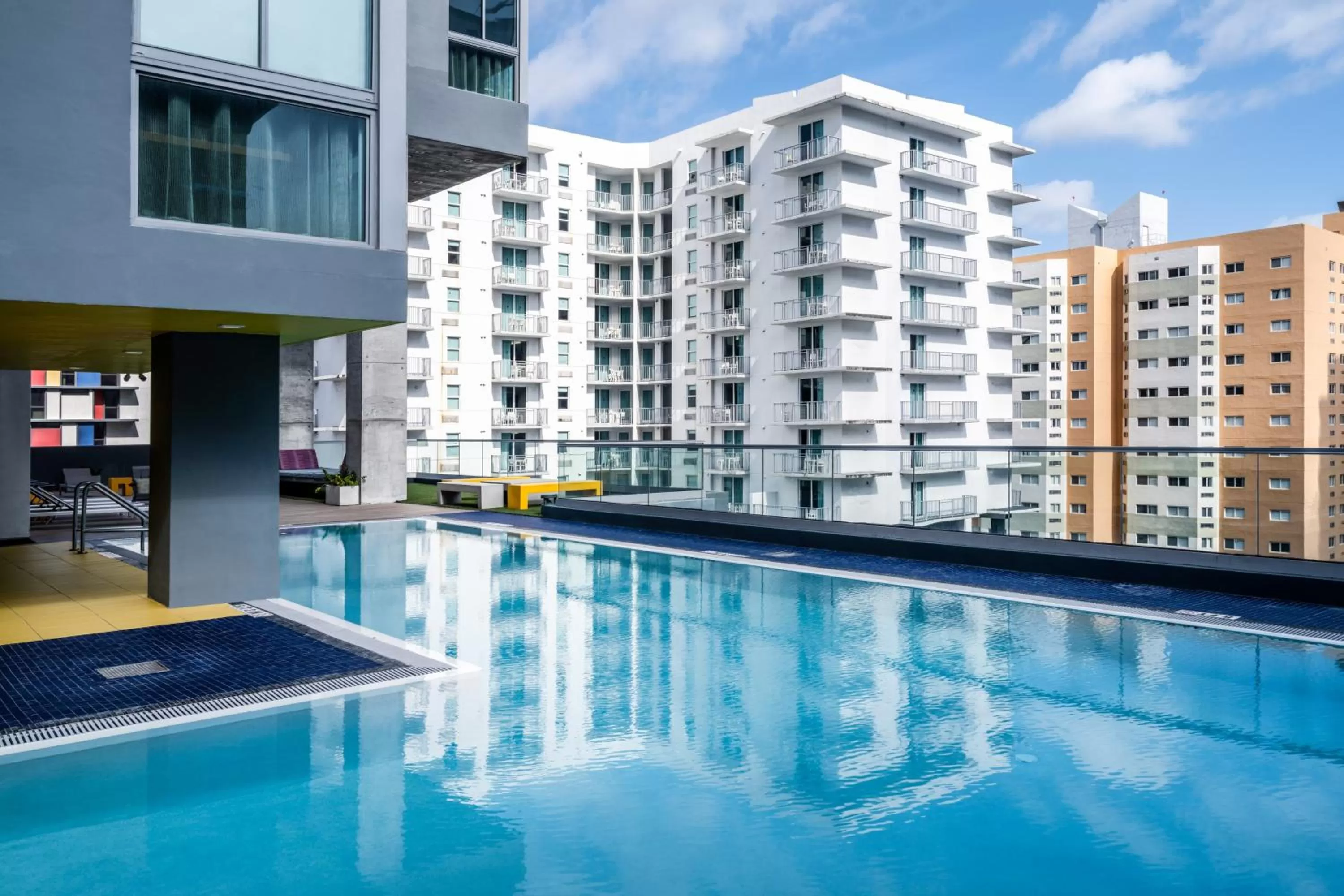 Swimming pool in Atwell Suites Miami Brickell by IHG