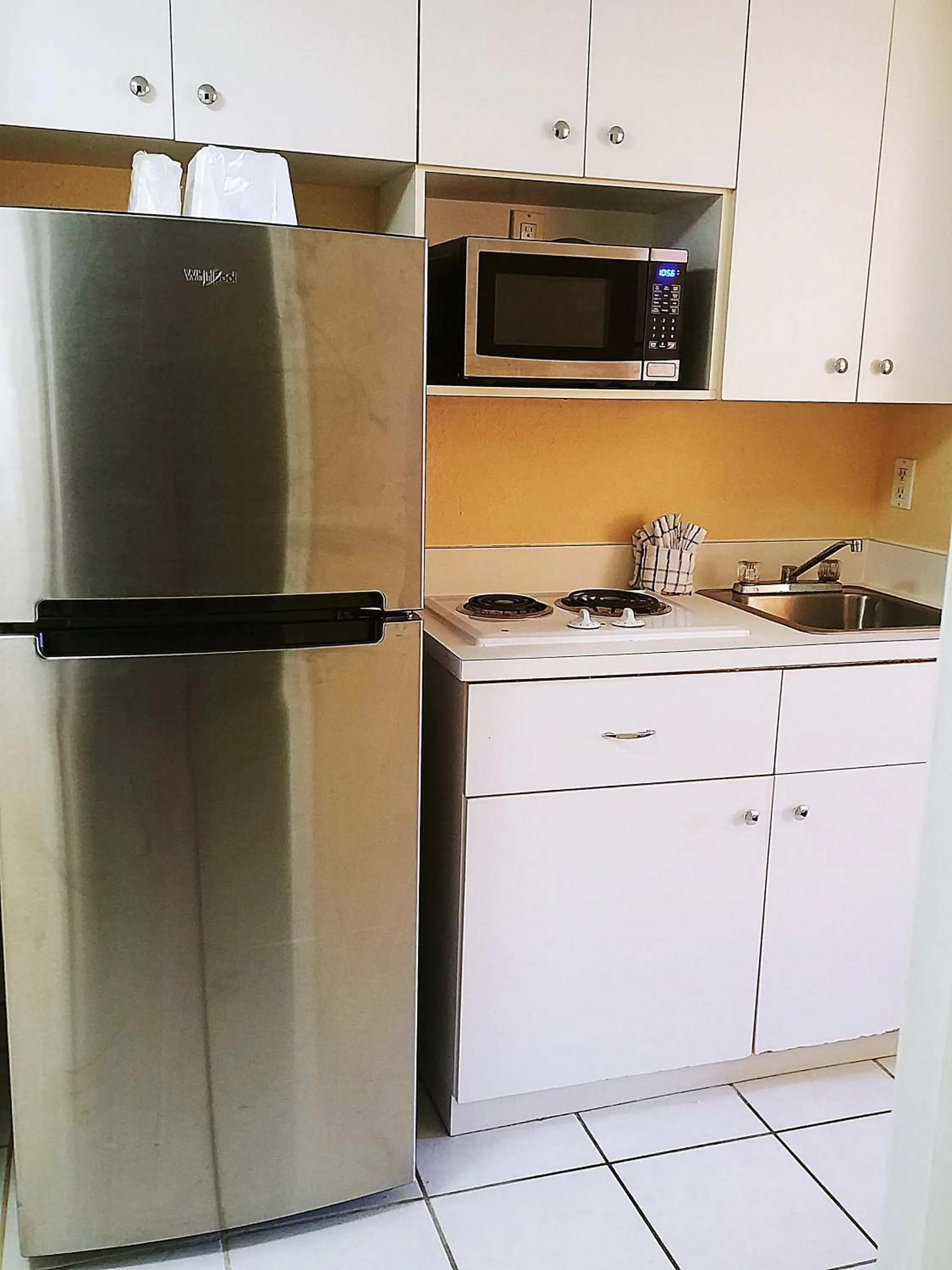 Kitchen or kitchenette in Emerald Shores Hotel - Daytona Beach