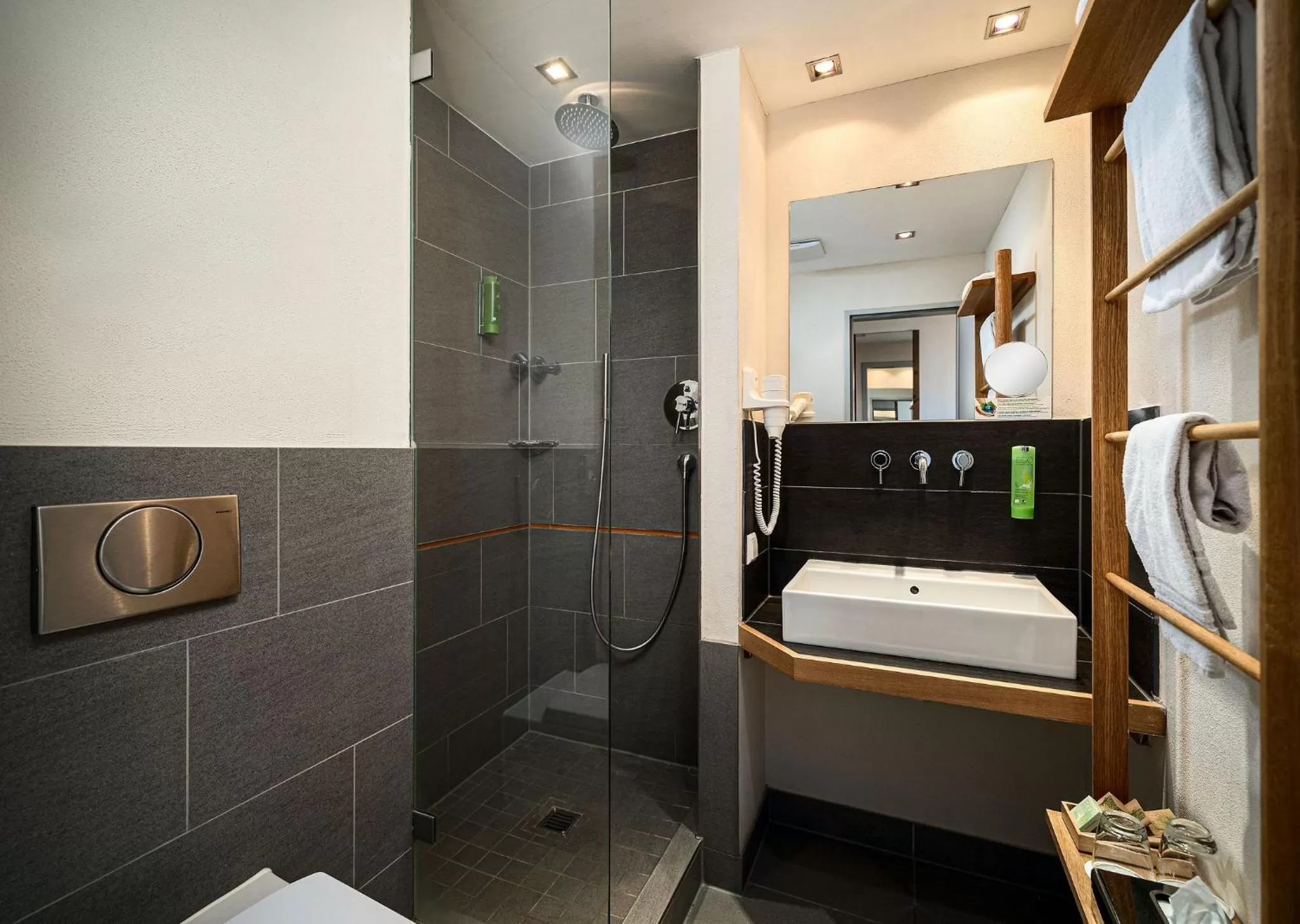 Bathroom in mainhaus Stadthotel Frankfurt