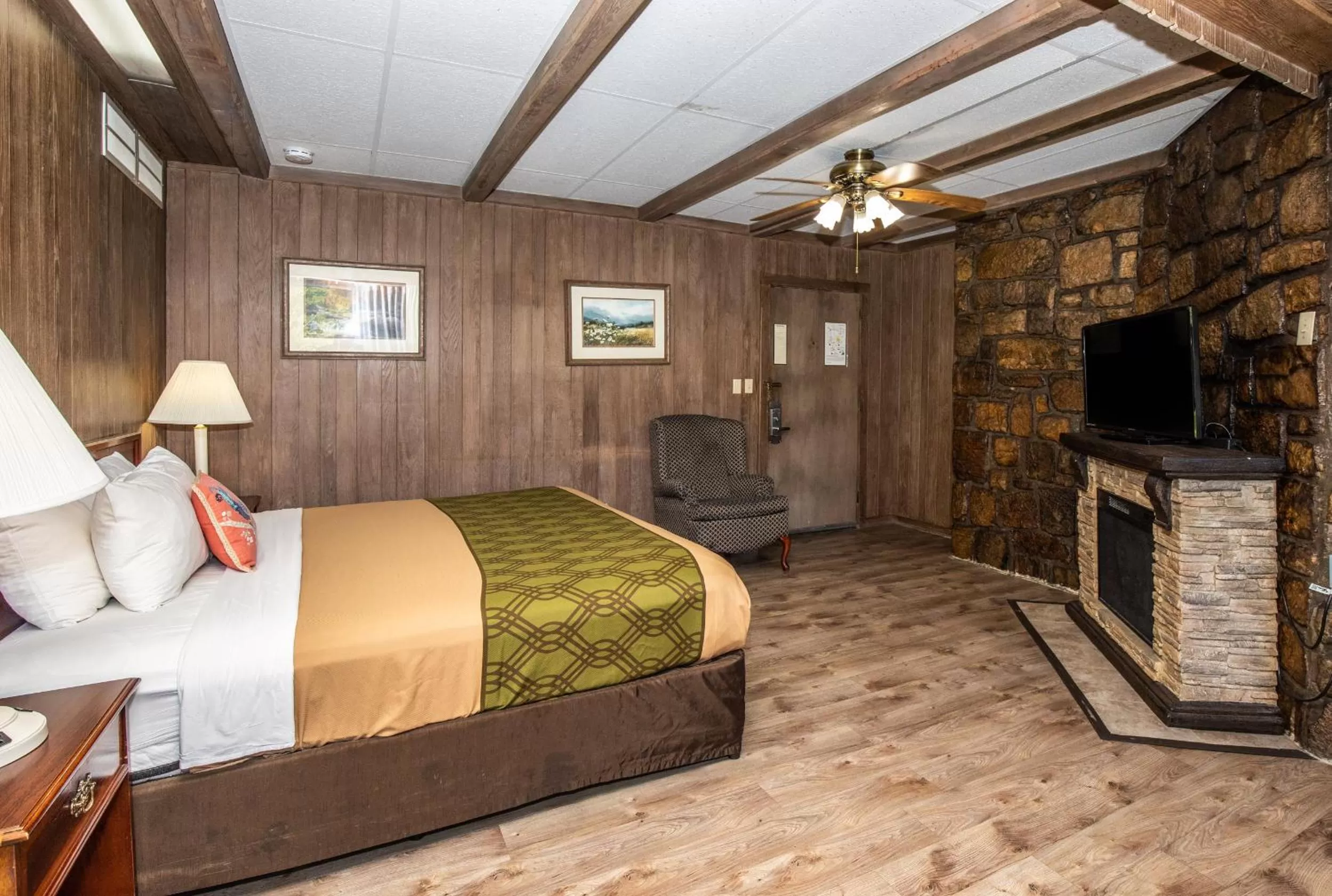 Photo of the whole room, Bed in Chalet Inn