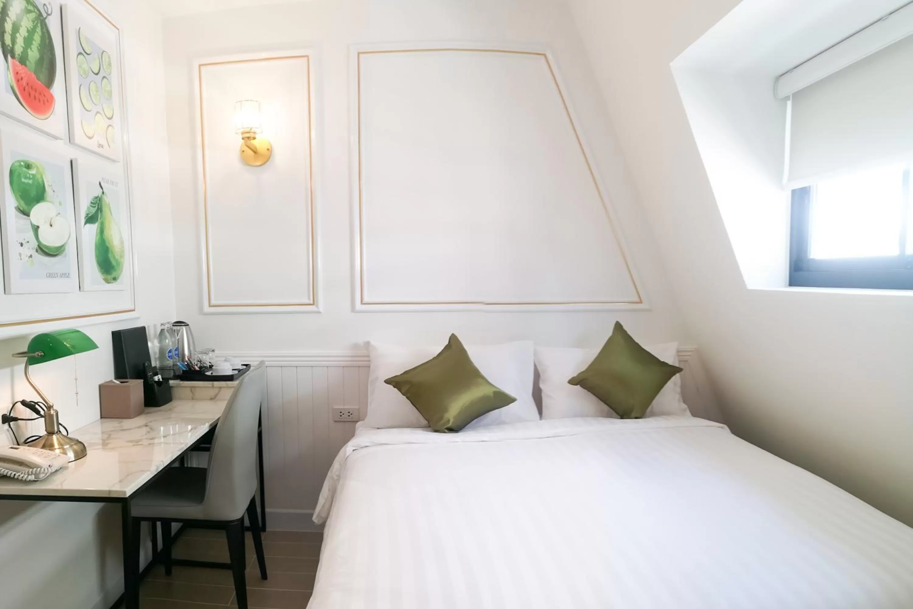 Bedroom, Bed in Rose Apple Hotel