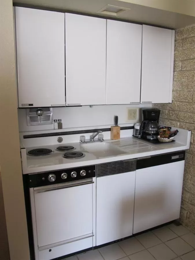 Kitchen/Kitchenette in Stage Stop Inn