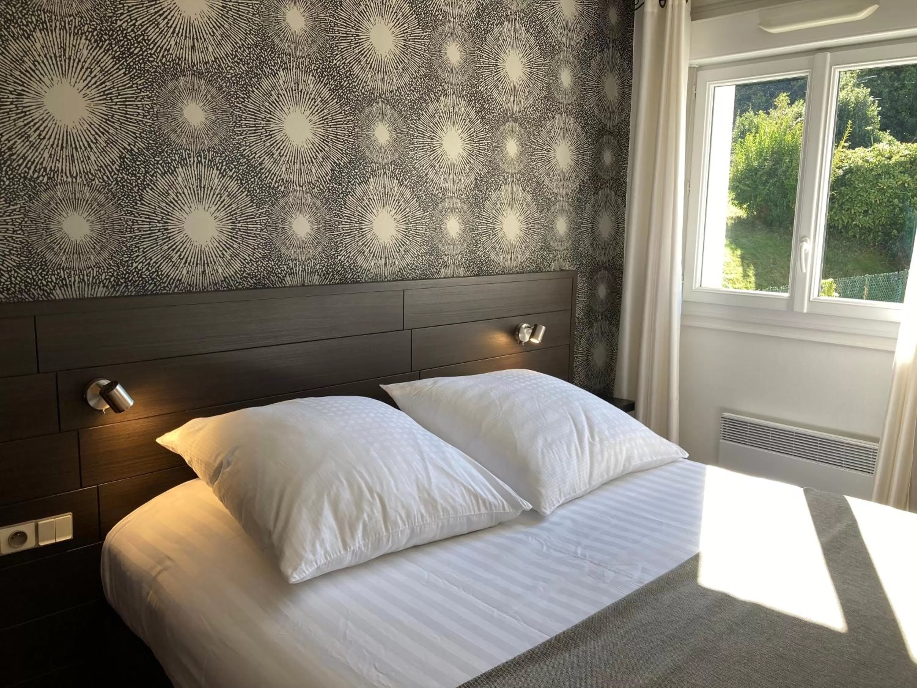 Bed in The Originals City, Hôtel du Château, Pontivy