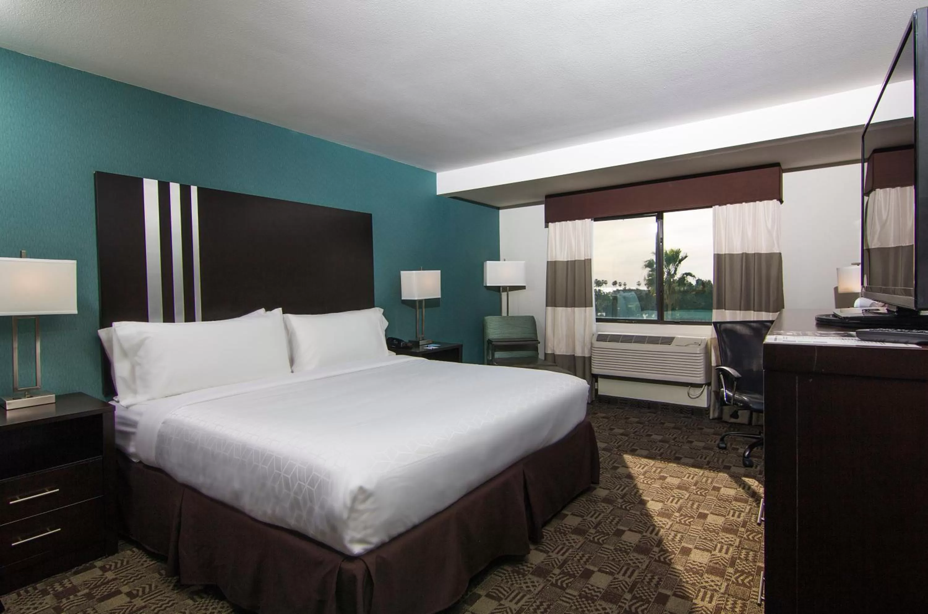 Photo of the whole room, Bed in Holiday Inn Express Hotel & Suites Carlsbad Beach by IHG