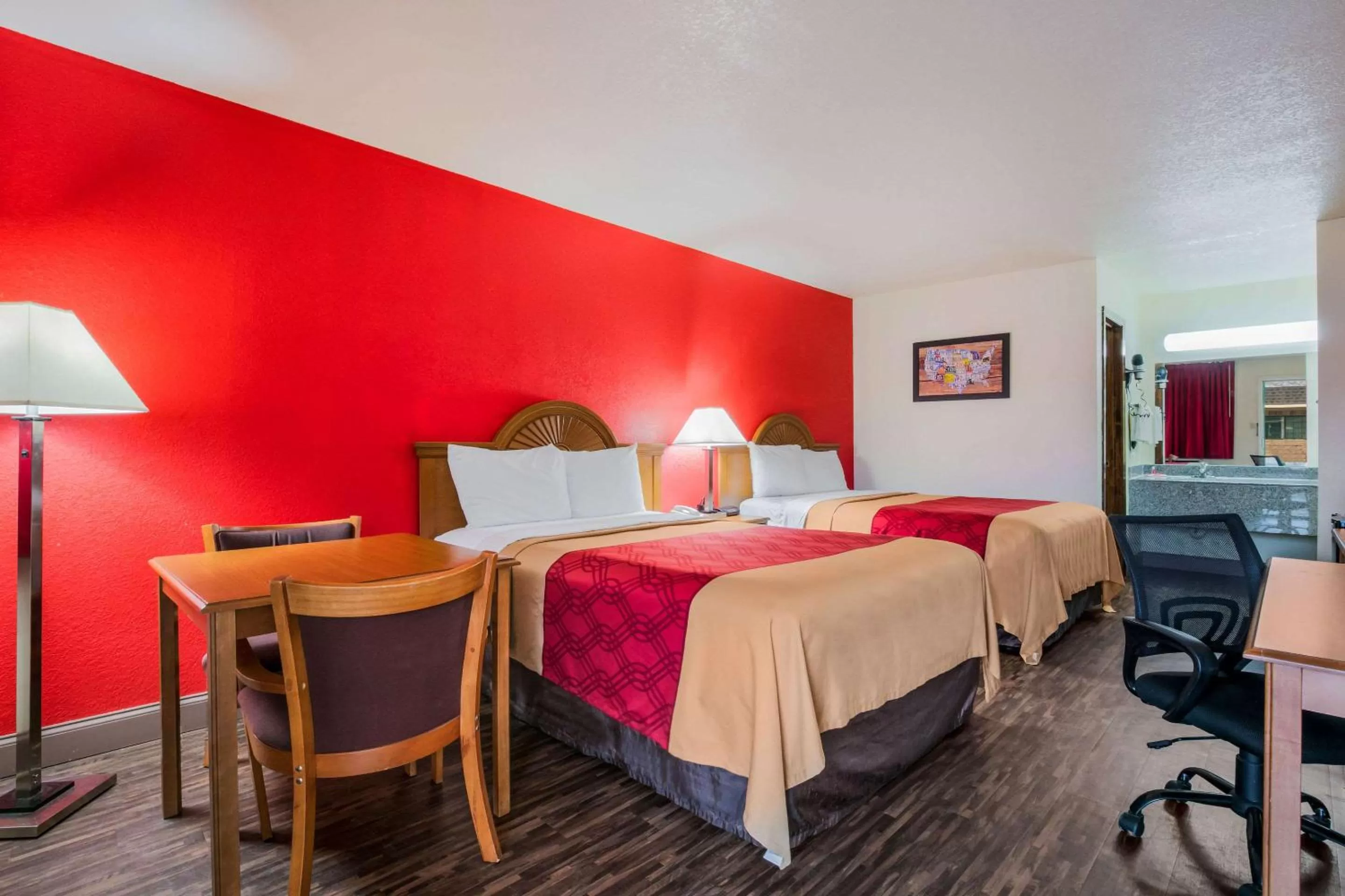 Photo of the whole room, Bed in Econo Lodge & Suites Brinkley