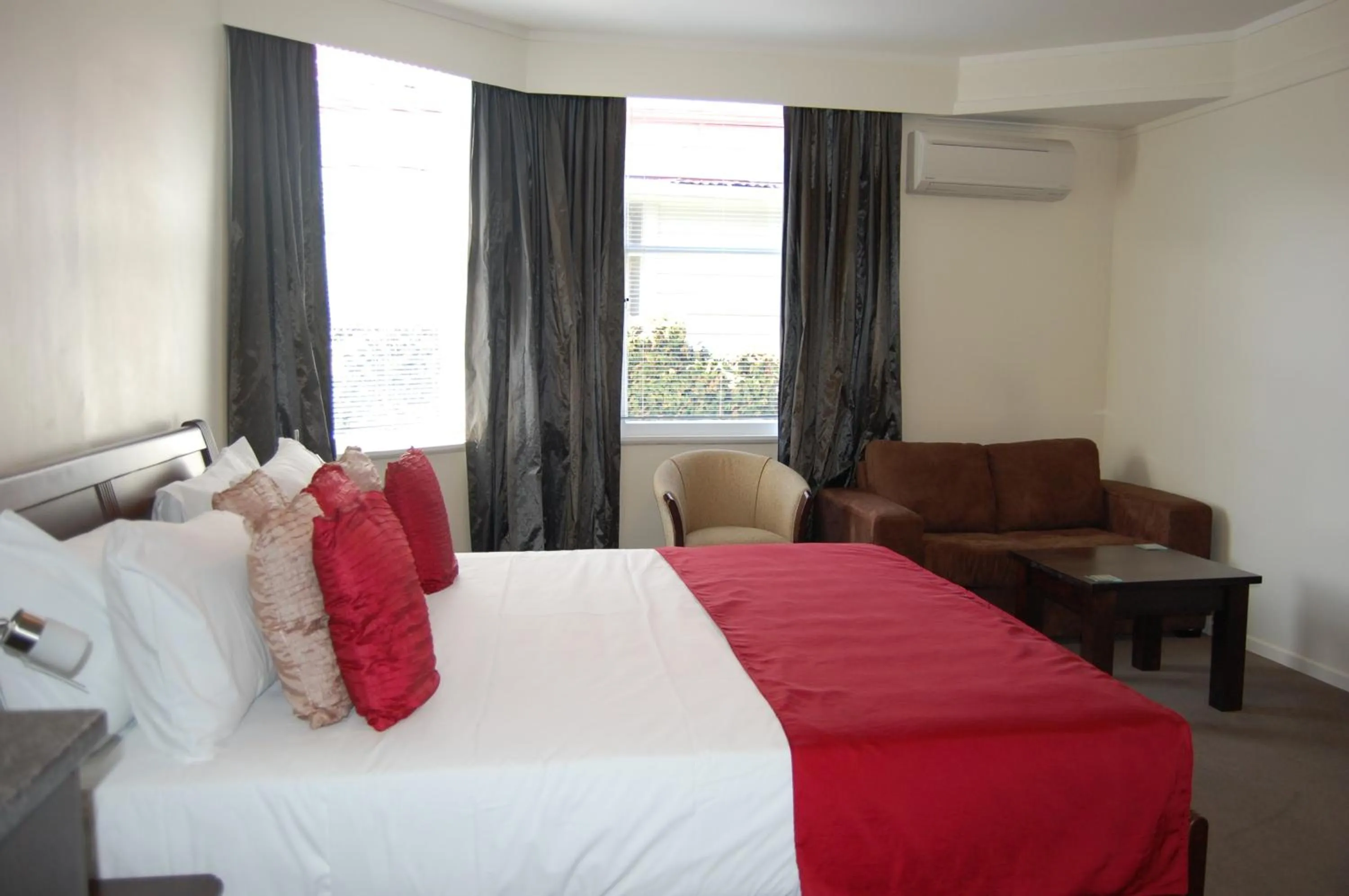 Bed in At Eden Park Motel