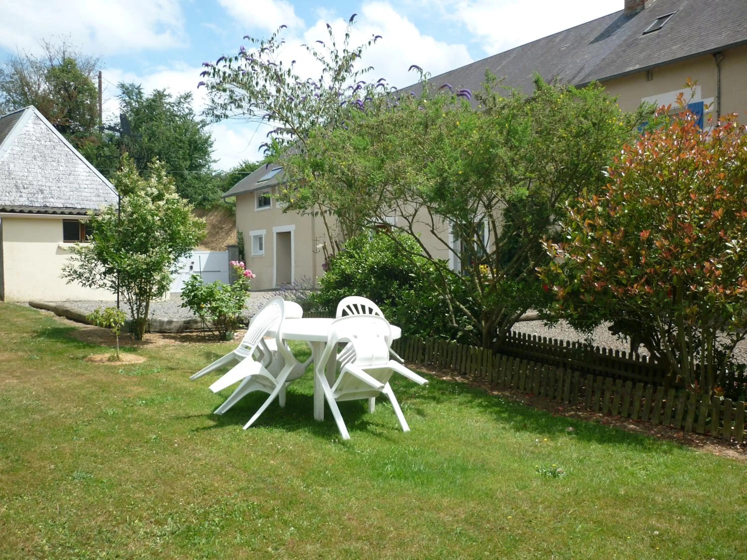 Property building, Garden in La Parisière