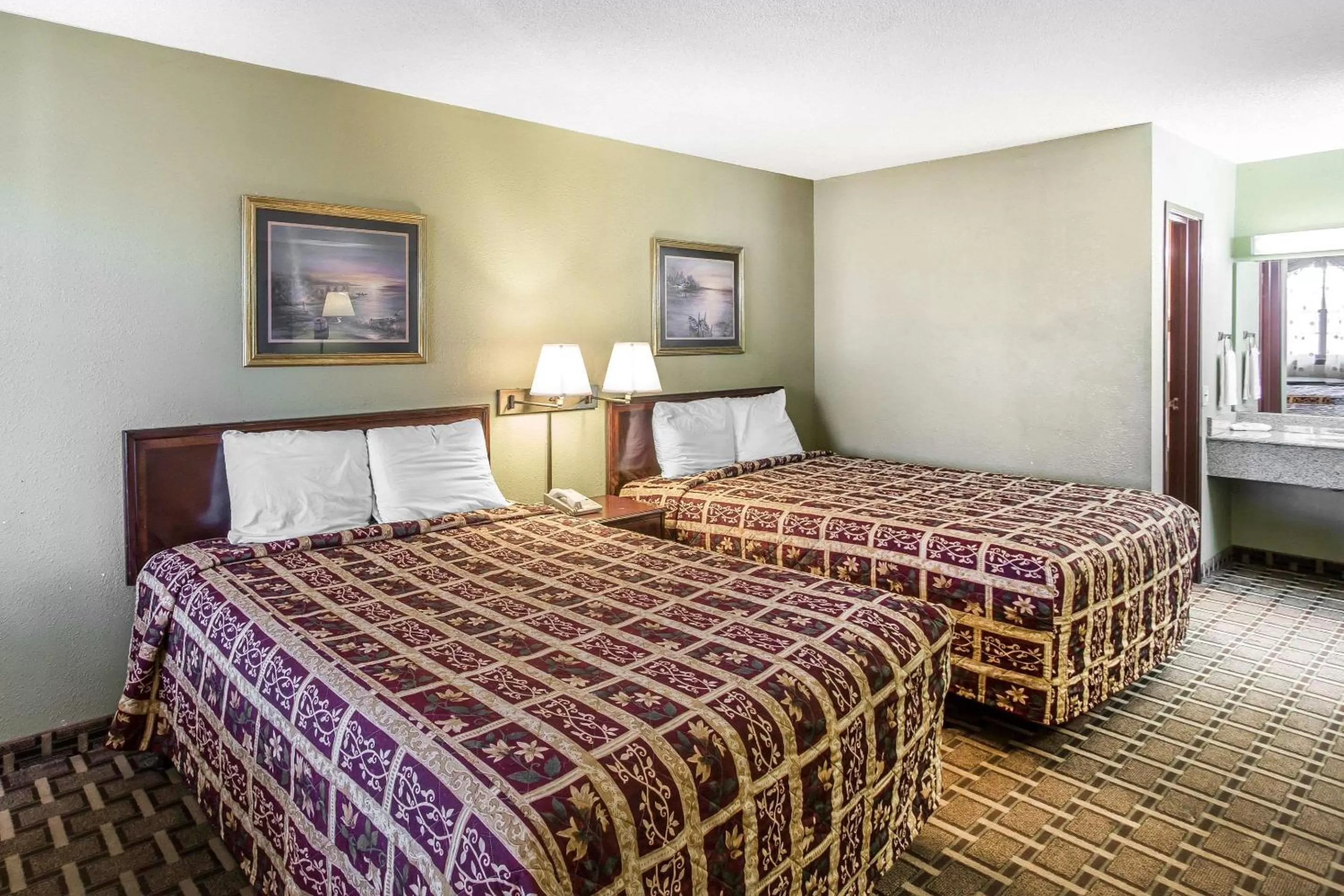 Photo of the whole room, Bed in Rodeway Inn & Suites Smyrna - Nashville Area