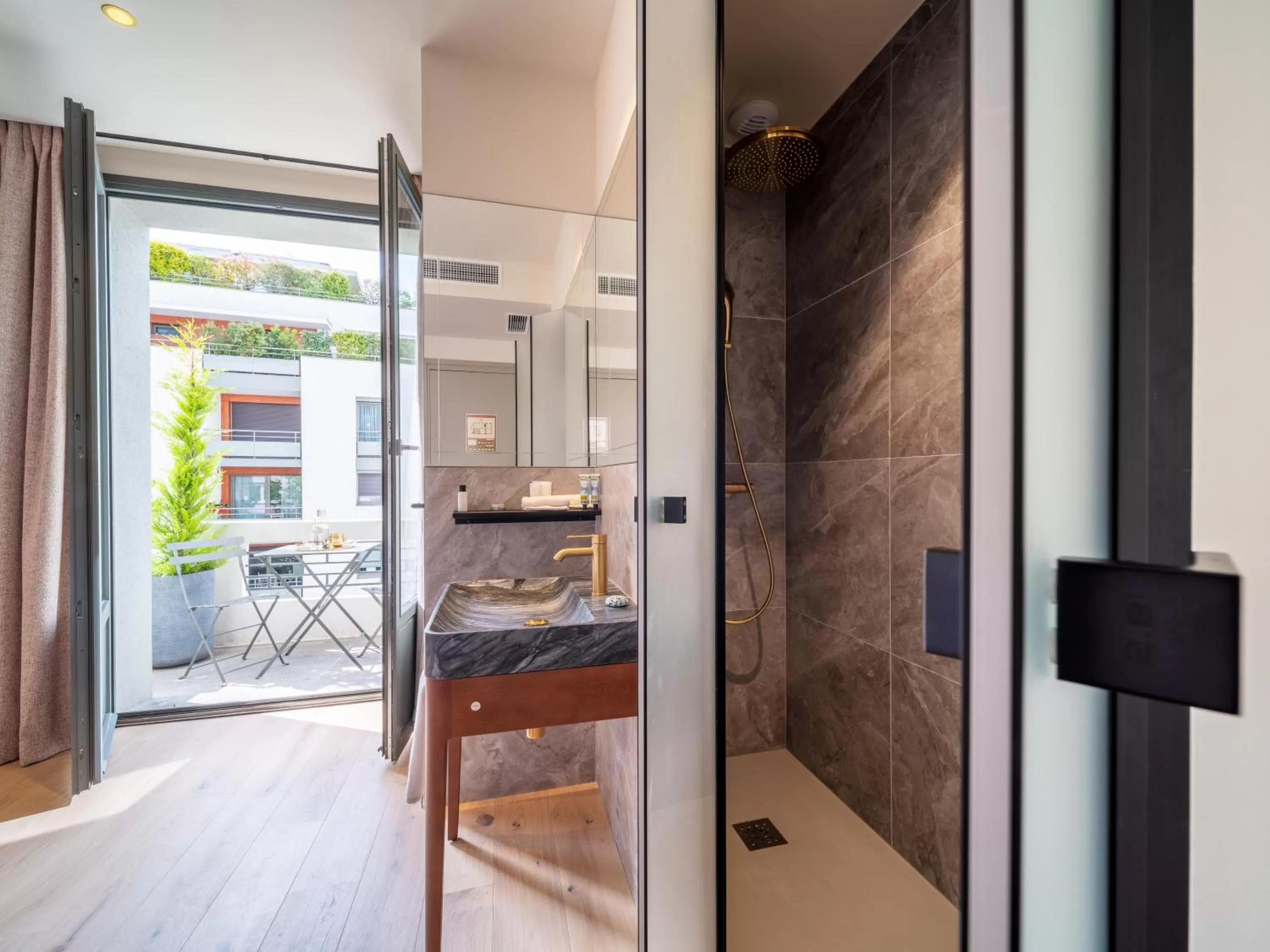 Bathroom in Hébé Hotel