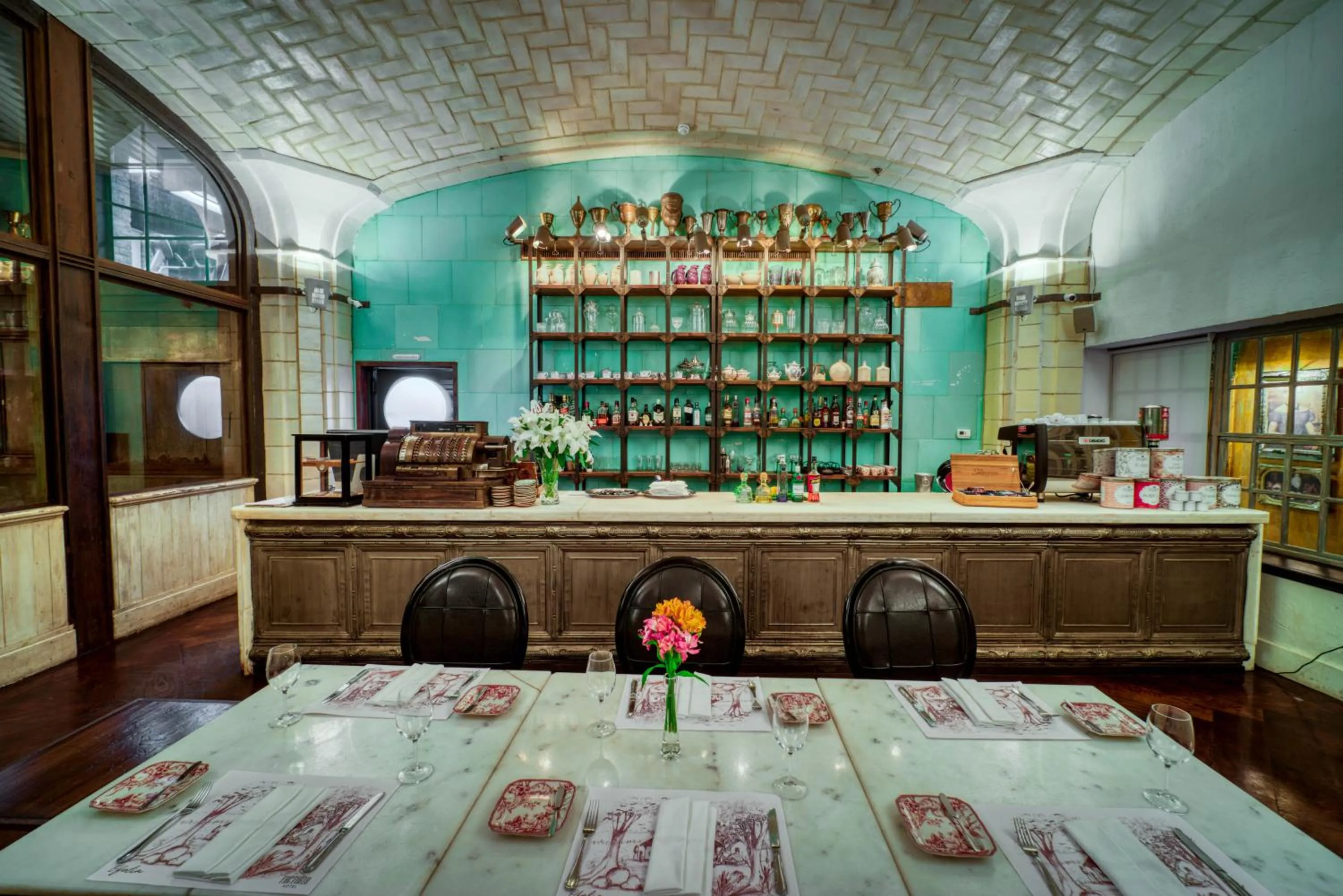 Restaurant/places to eat in Factoria Hotel