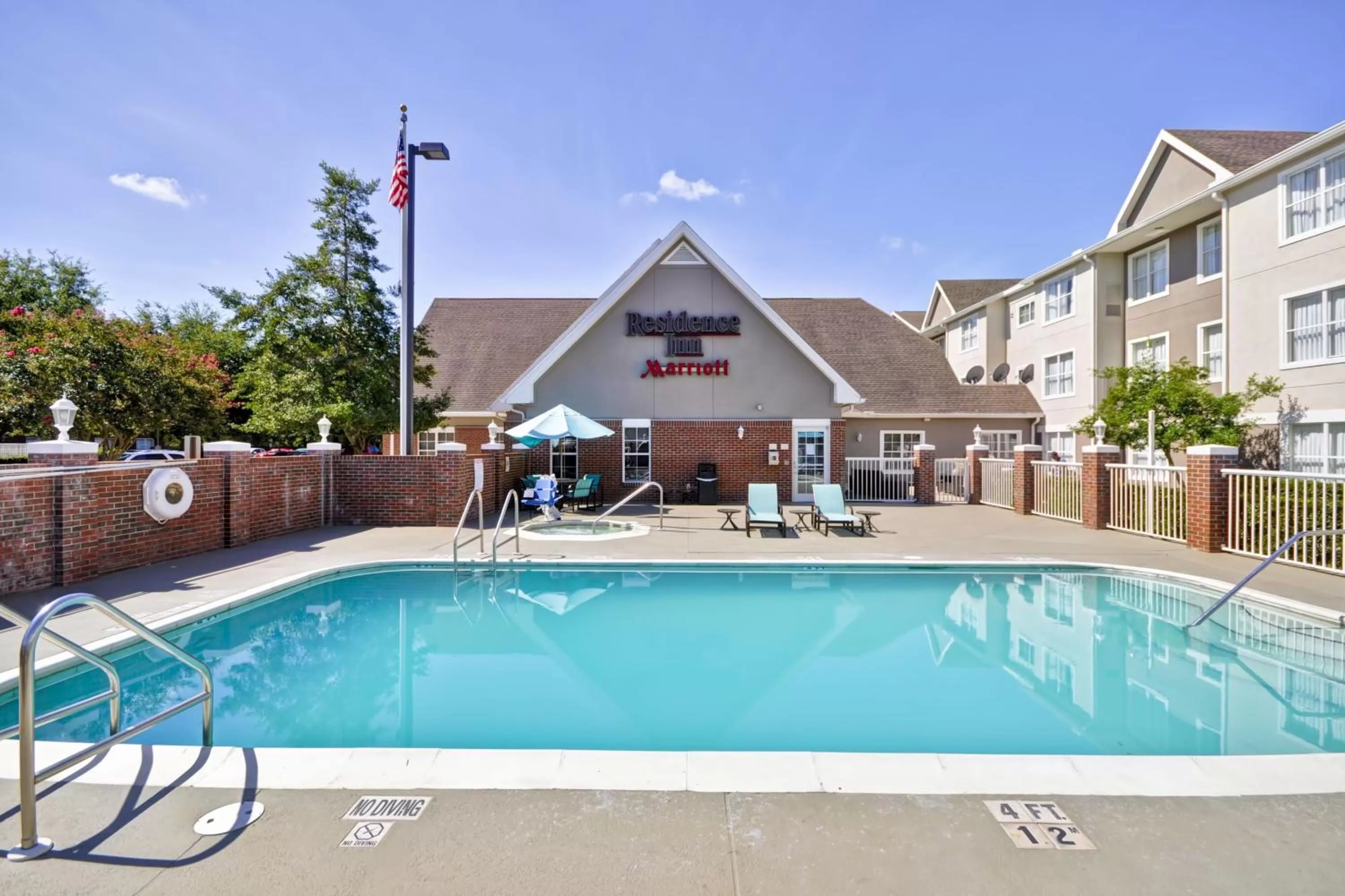 Swimming pool in Residence Inn by Marriott Jacksonville Airport
