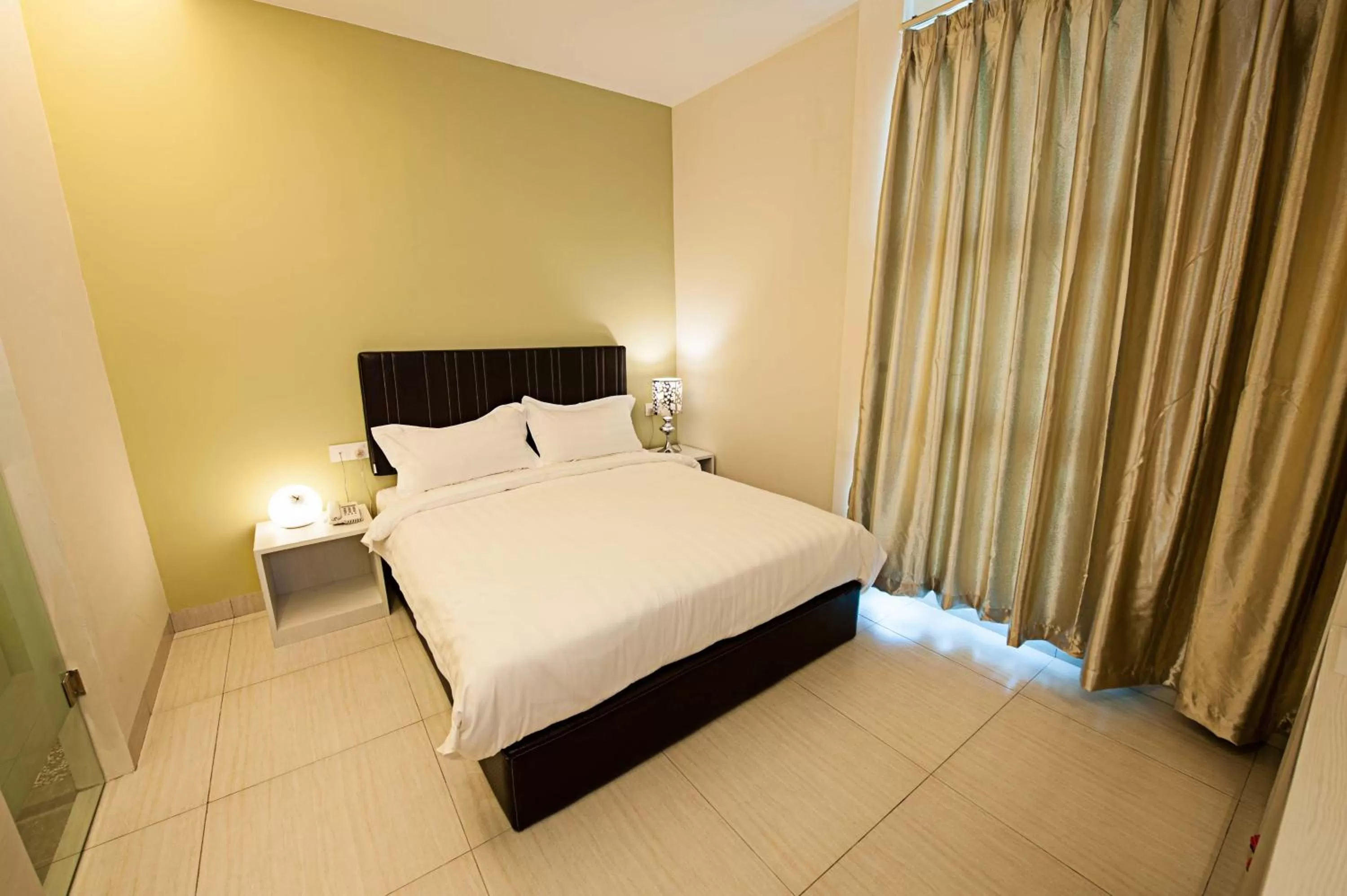 Property building, Bed in Seven Hotel