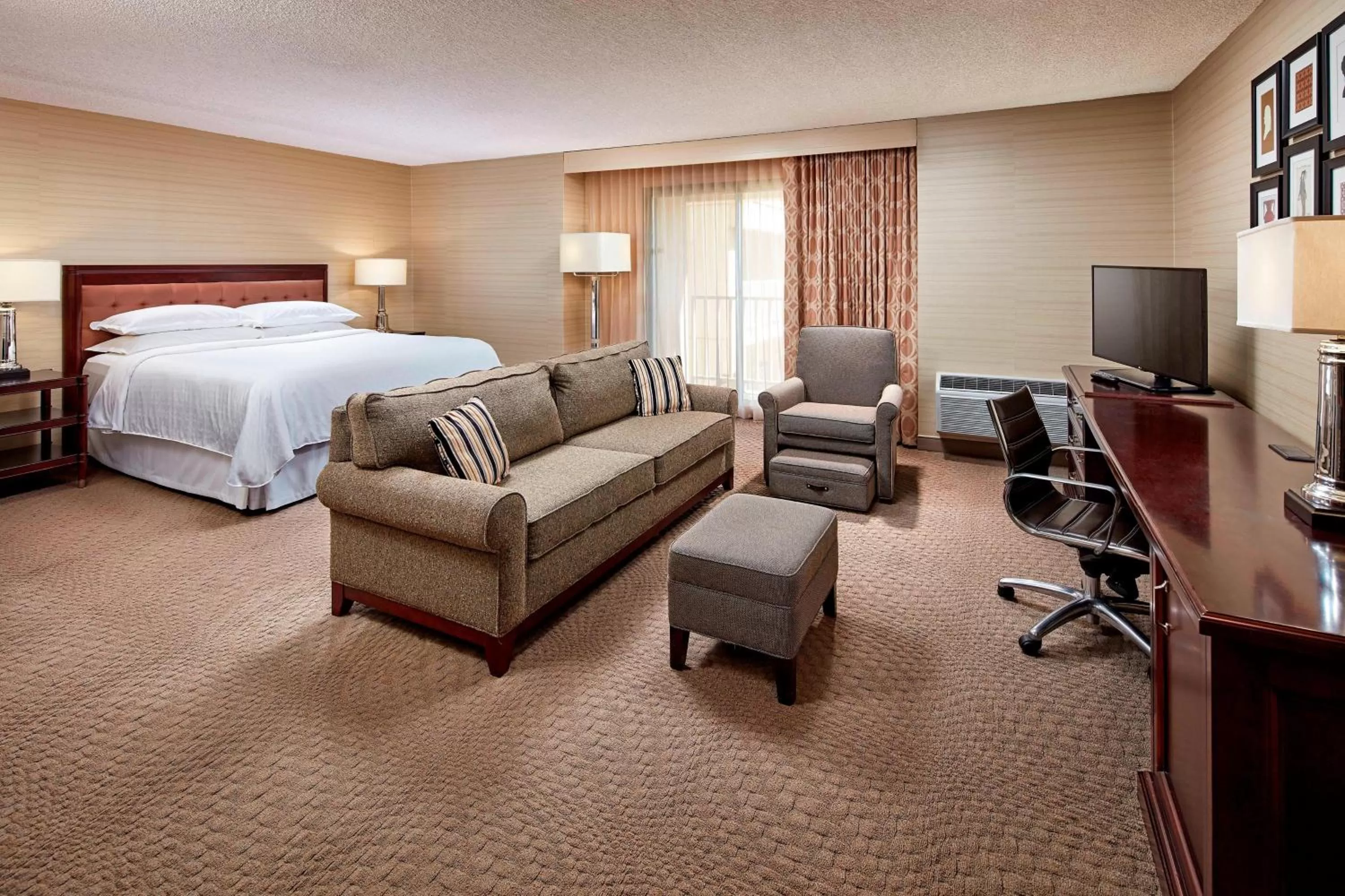 Photo of the whole room, Bed in Sheraton San Jose Silicon Valley