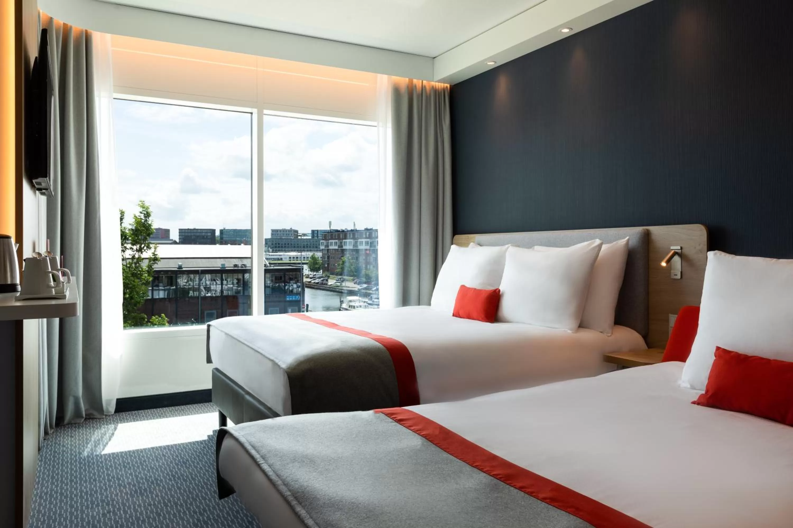View (from property/room), Bed in Holiday Inn Express Amsterdam - North Riverside by IHG