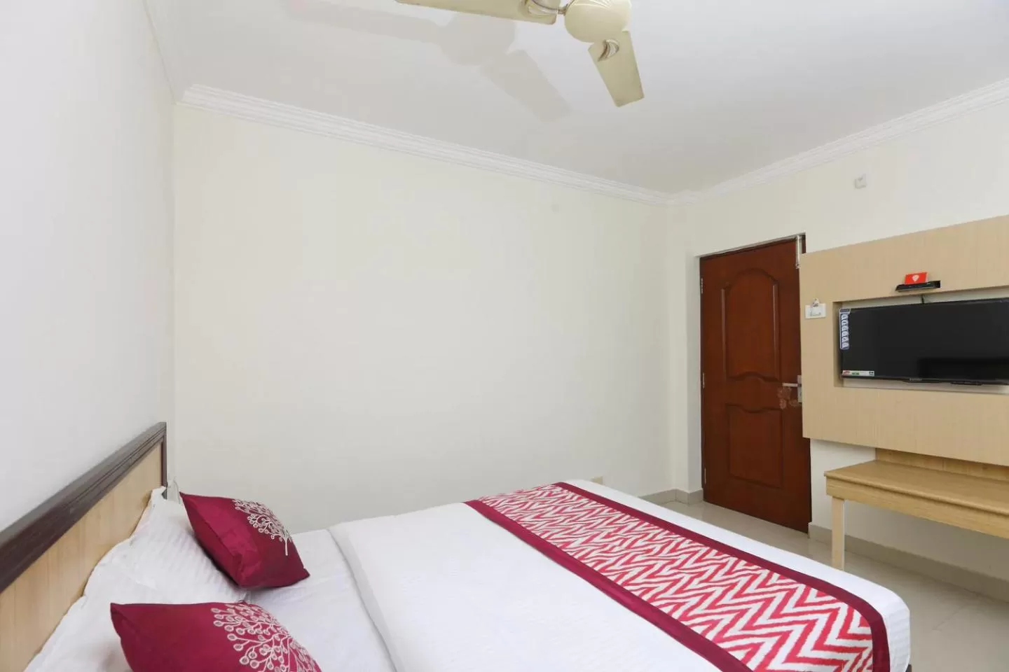 Bed in Hotel Half Moon Chennai