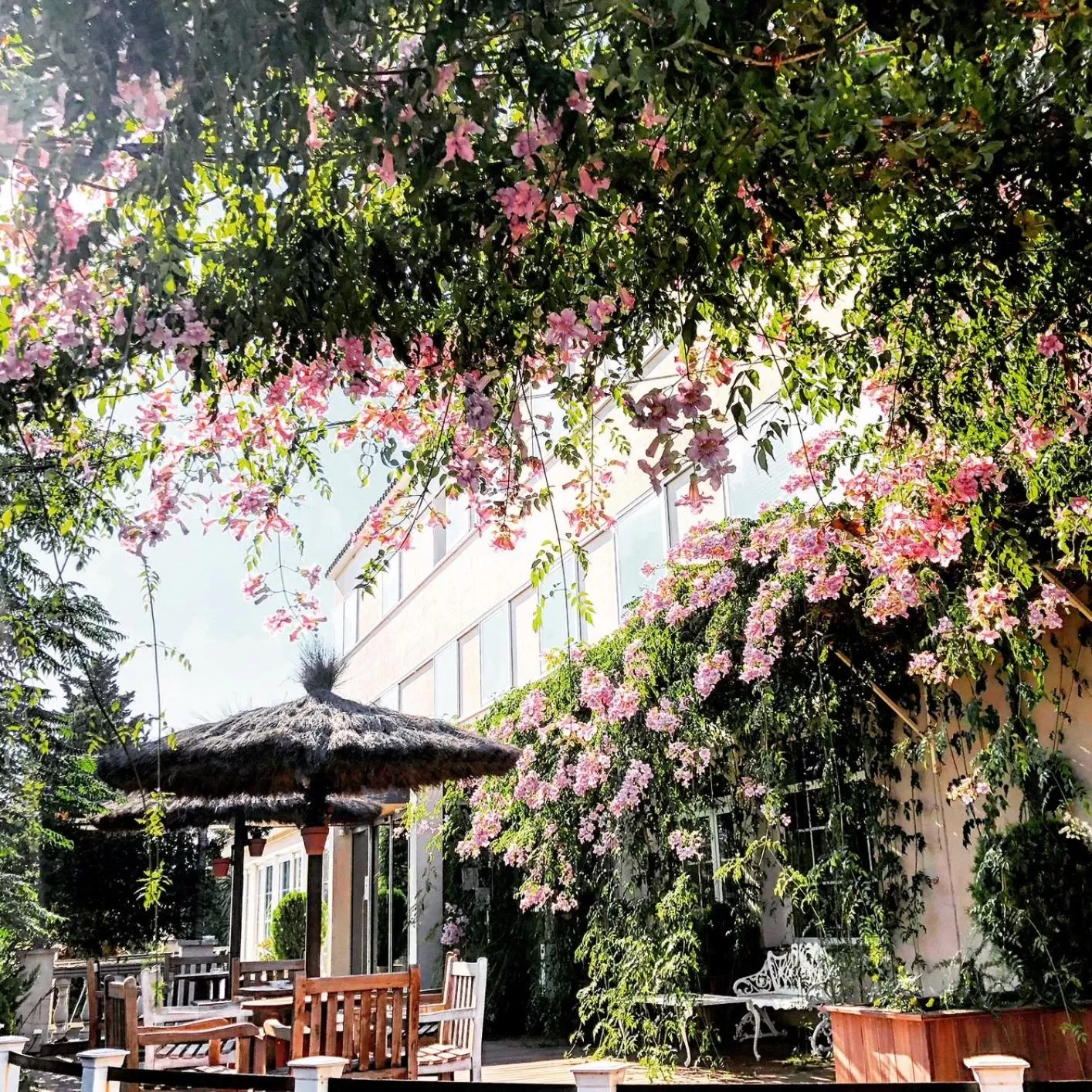 Facade/entrance in Hotel & Restaurant Figueres Parc