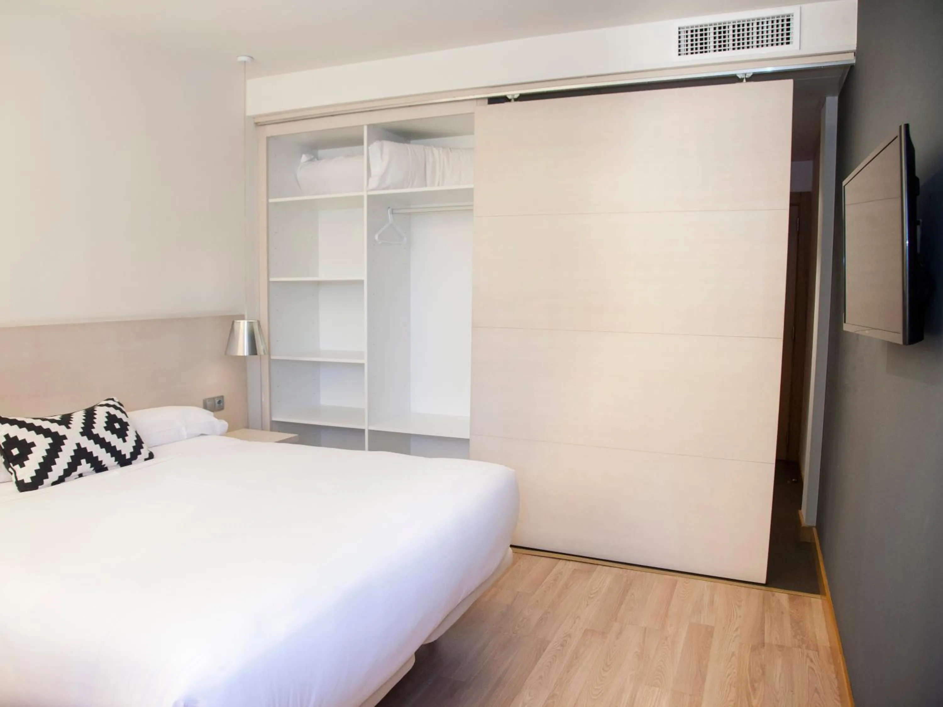 Shower, Bed in Hotel Restaurante Cadosa