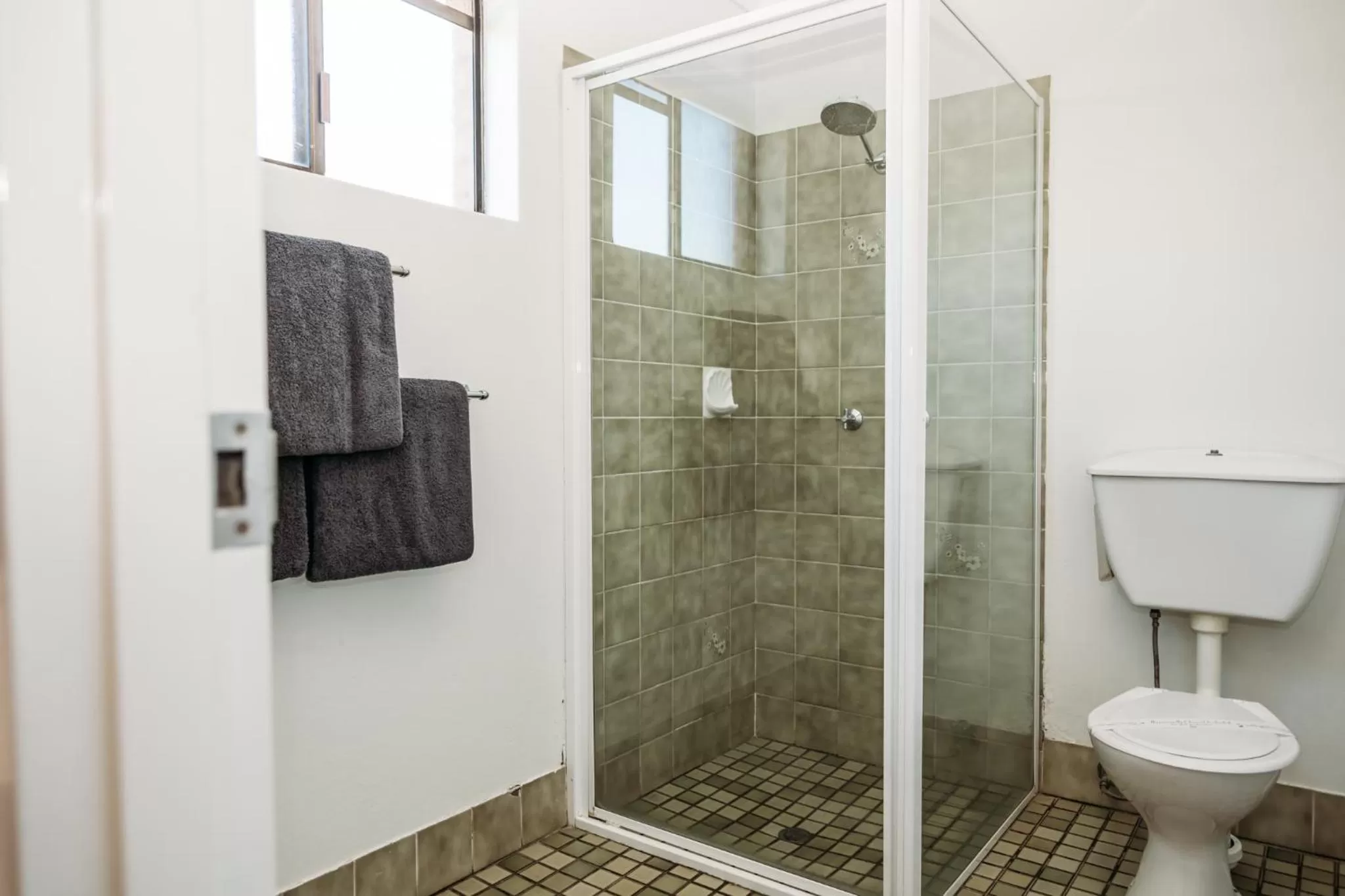 Bathroom in Country Pathfinder Motor Inn