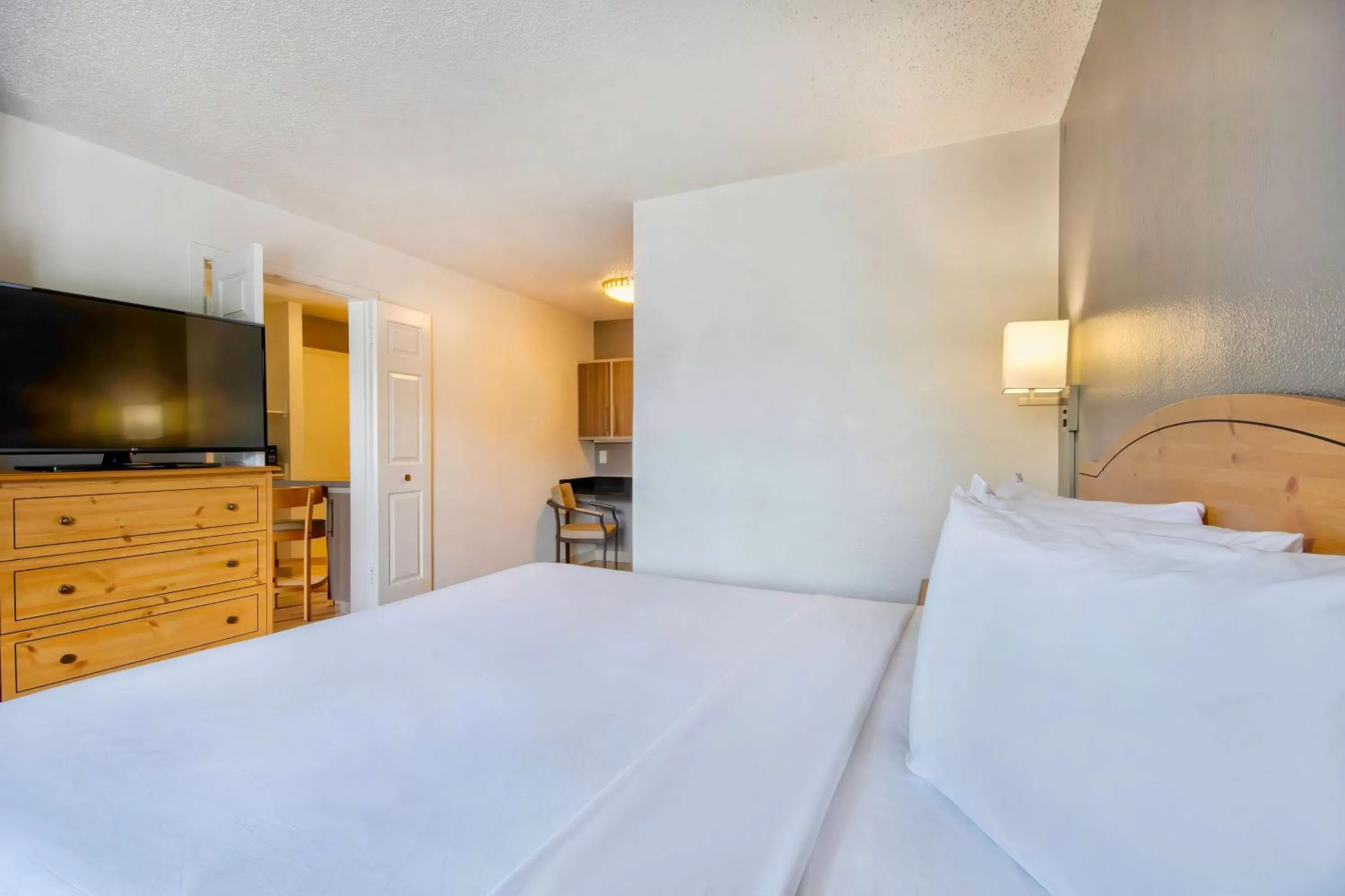 Bedroom, Bed in Studio 6-San Antonio, TX - Six Flags