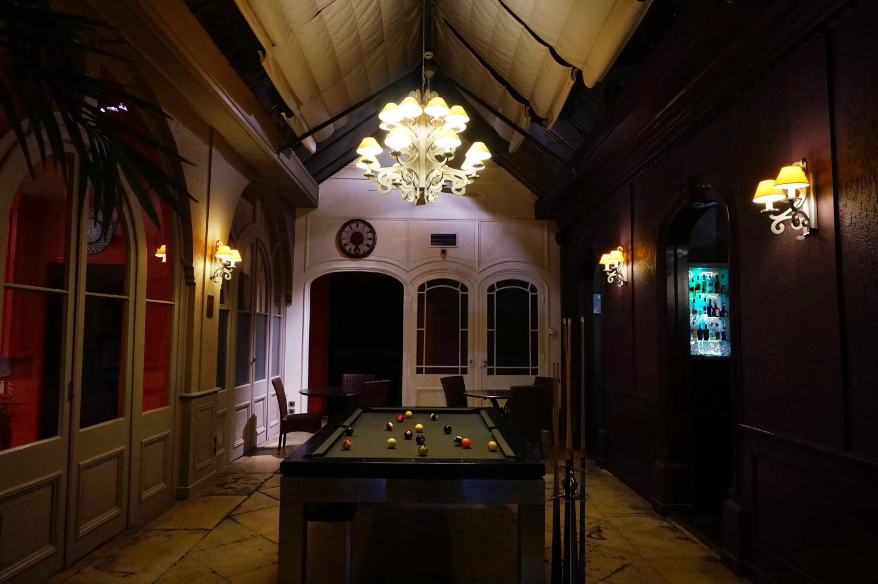 Billiard in LOGIS Hôtel de Bourgogne - Mâcon