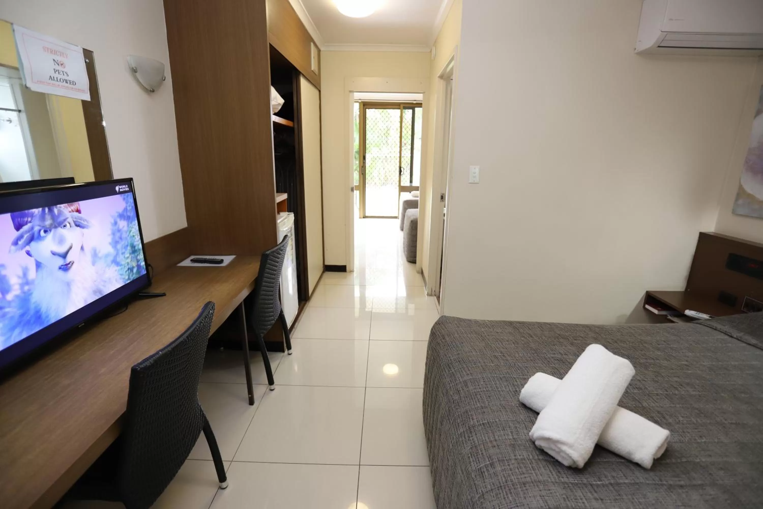 Bed in Miners Lodge Motor Inn