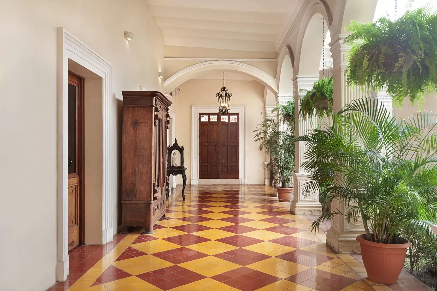 Facade/entrance in Hotel la Perla Leon