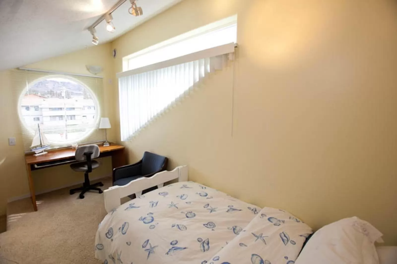 Bed in Driftwood Inn