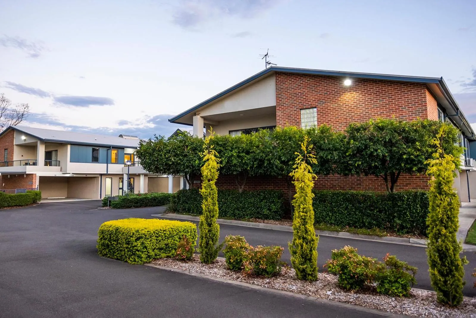 Property building in Hawkesbury Race Club Motel