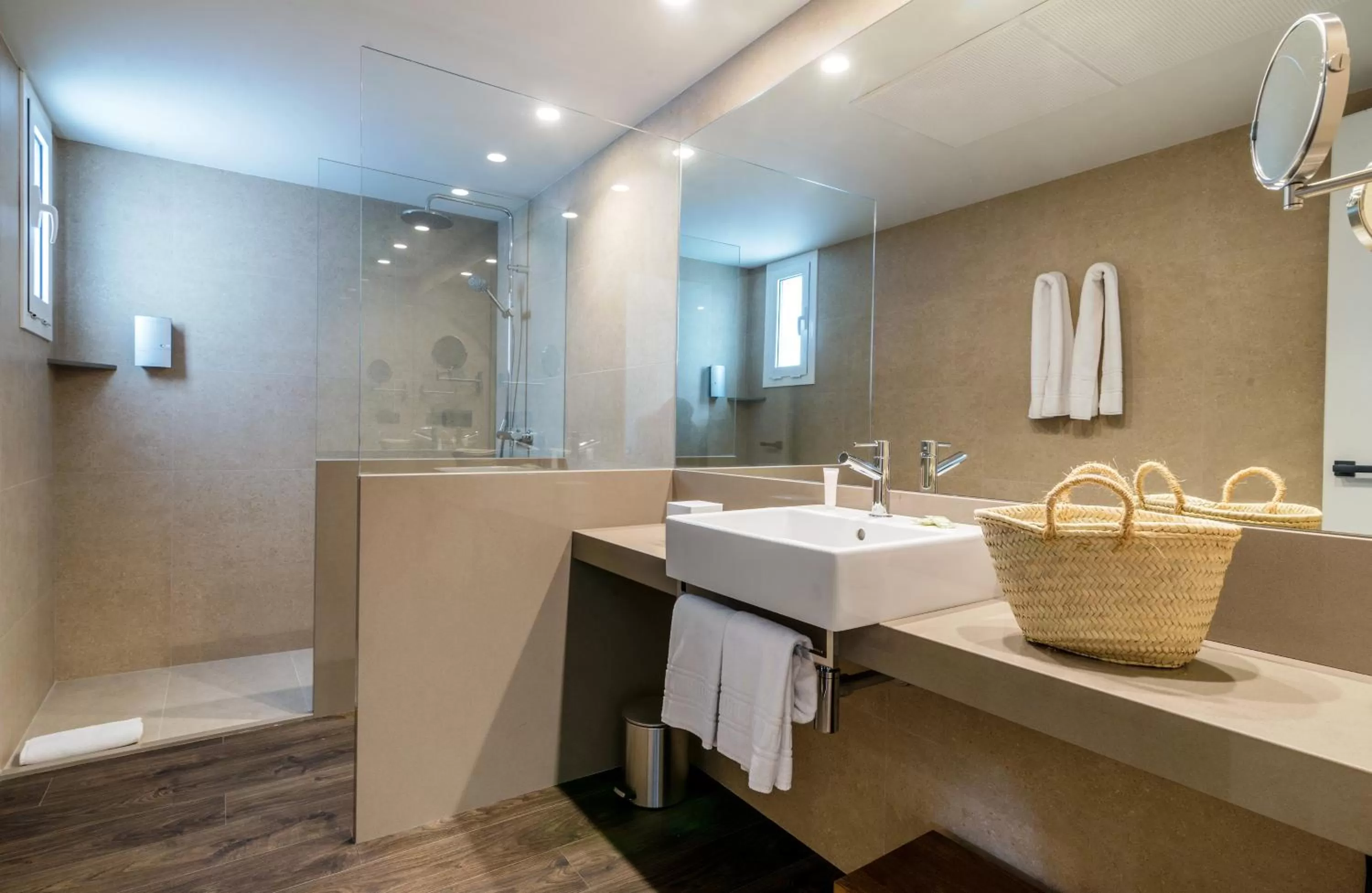 Bathroom in Peninsular