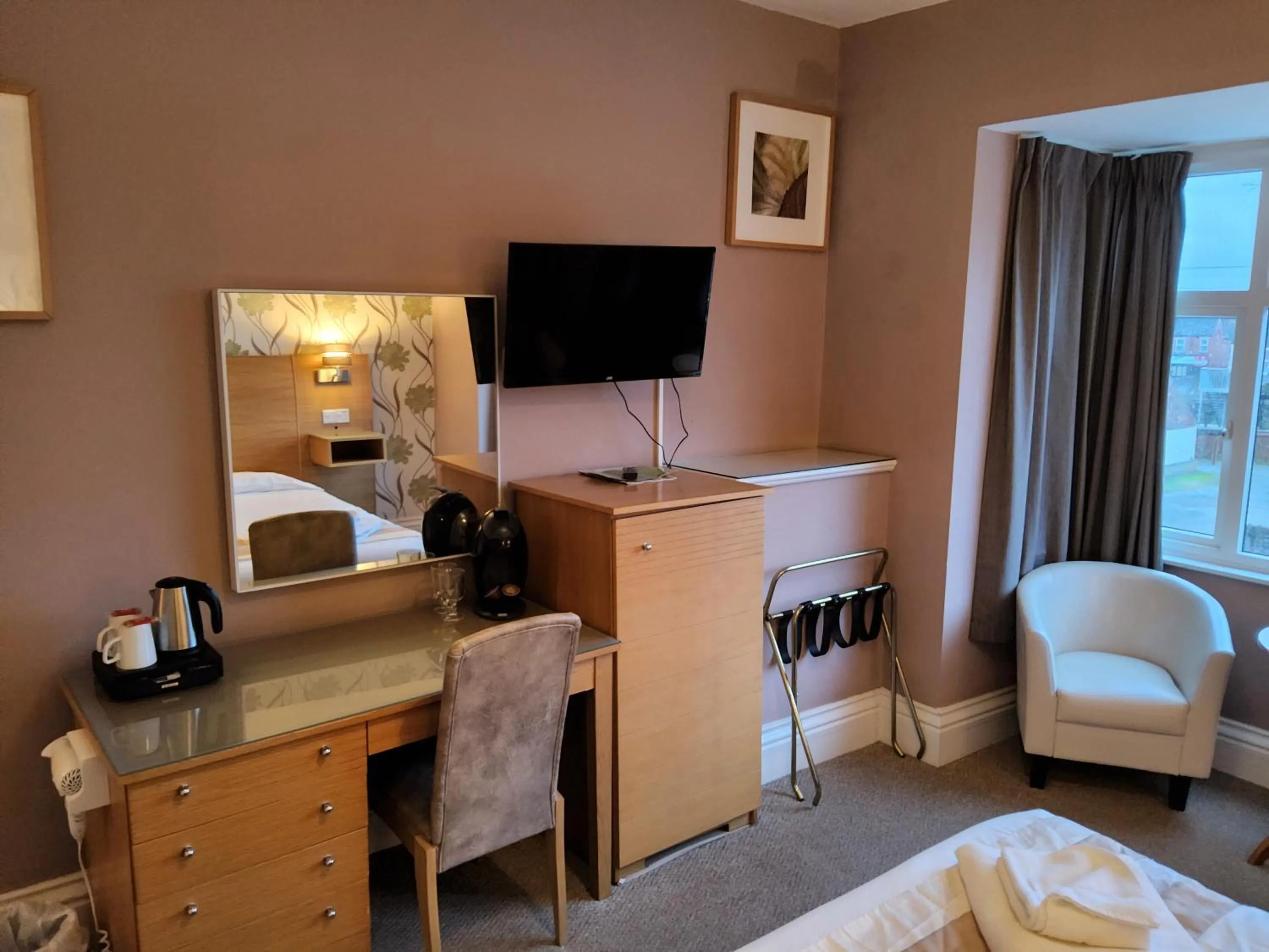 Bedroom, Bed in The Avenue Hotel