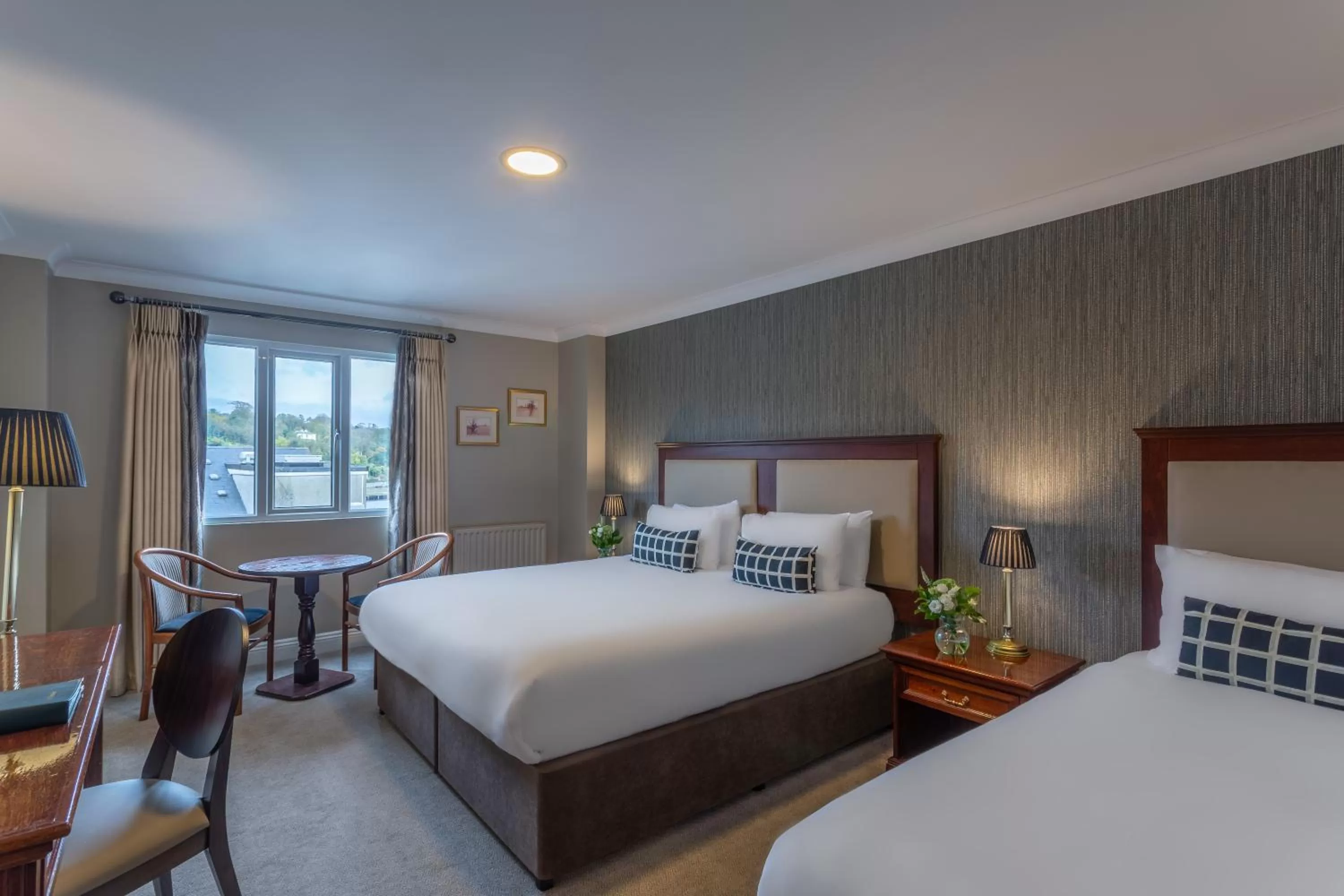 Photo of the whole room, Bed in Dooley's Hotel