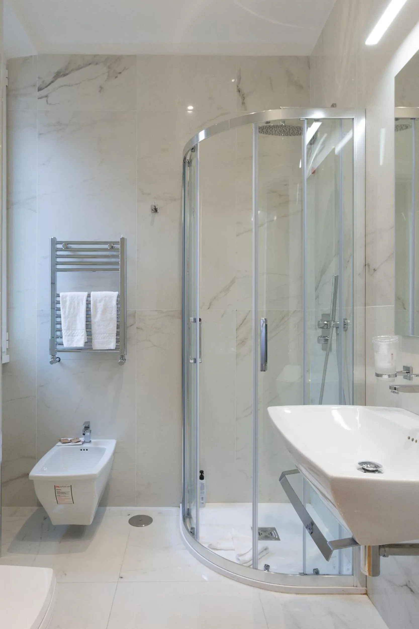 Shower in Floris Hotel