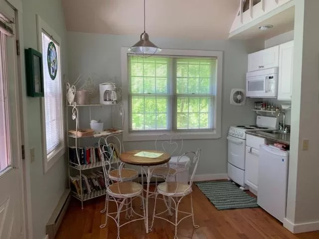 Kitchen or kitchenette, Kitchen/Kitchenette in Cedar Court Inn