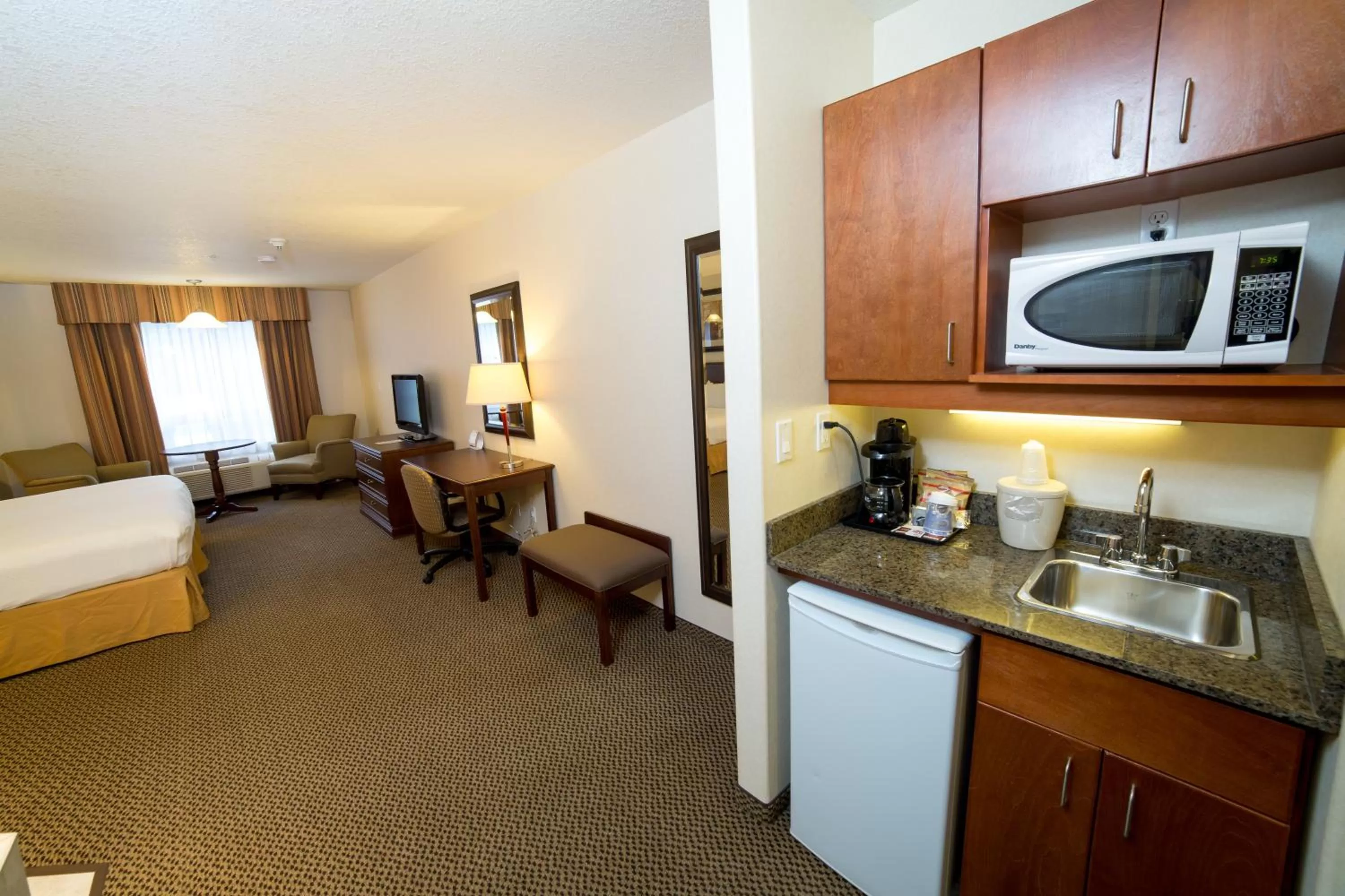 Photo of the whole room, Bed in Holiday Inn Express & Suites Drayton Valley by IHG