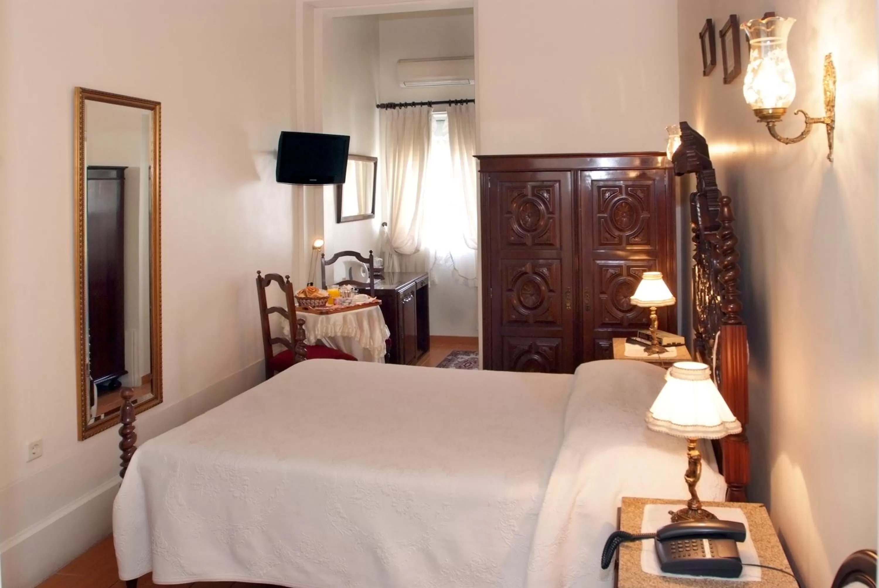 Shower, Bed in Hotel Mira D'Aire