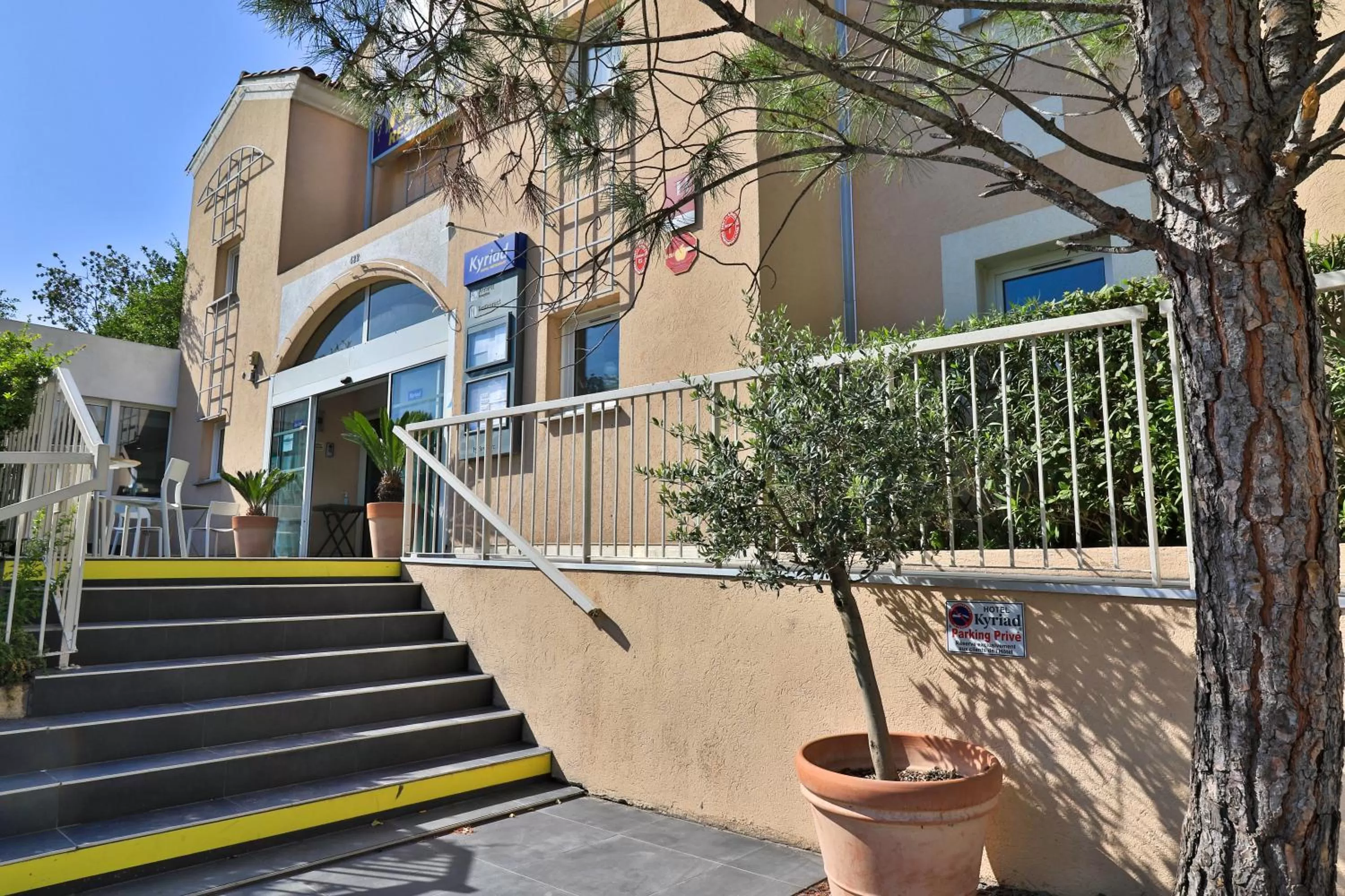 Facade/entrance in Hôtel restaurant Kyriad Fréjus