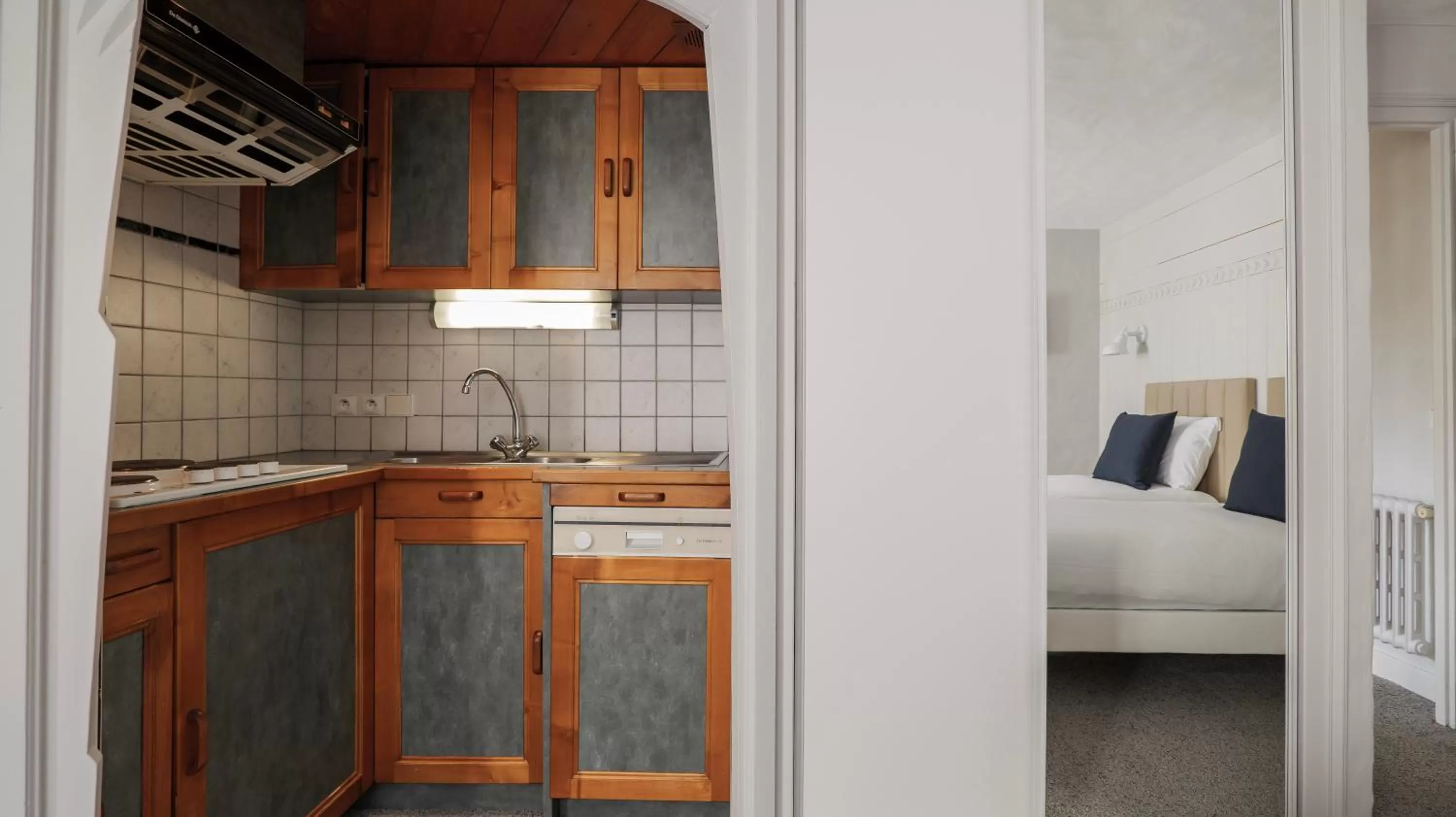 Kitchen or kitchenette in Hôtel des 2 Gares