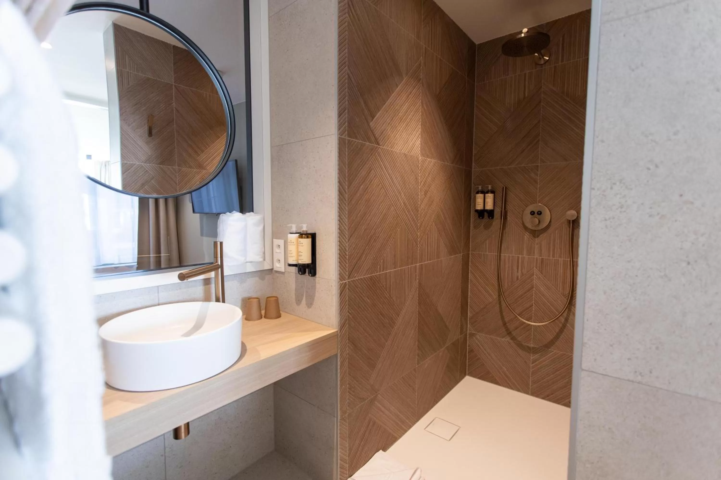 Shower in Petit-Roannay