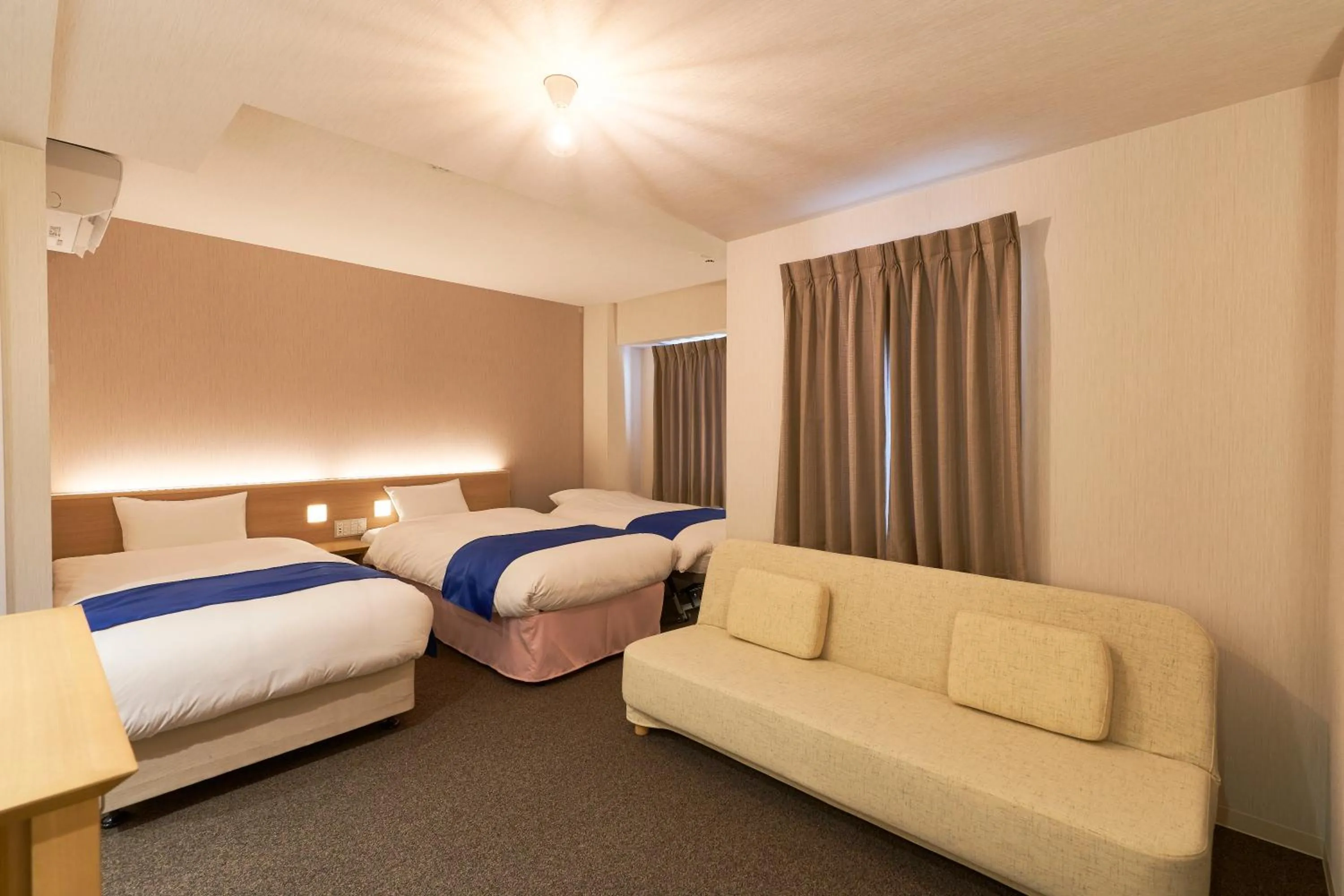 Photo of the whole room, Bed in Hotel Meriken Port Kobe Motomachi