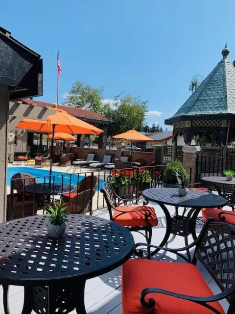 Summer in Coachman Inn Oak Harbor