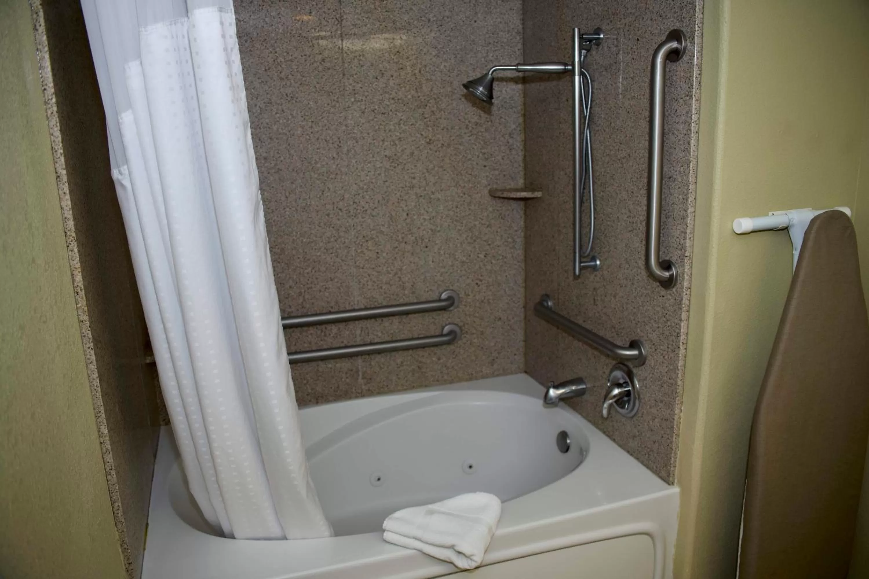 Standard King Room with Accessible Tub in Holiday Inn Express Hotel & Suites Vacaville, an IHG Hotel