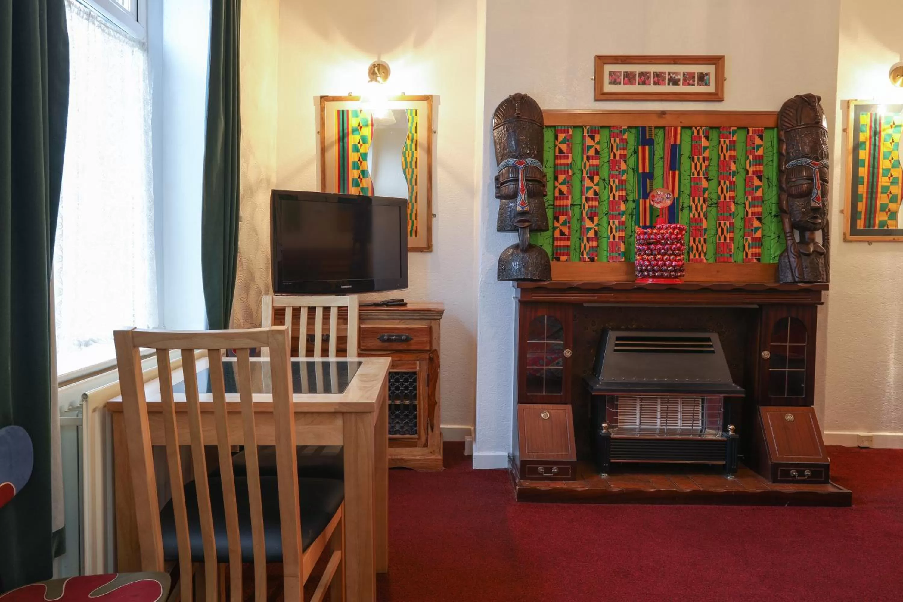 Communal lounge/ TV room in Bradford Digs