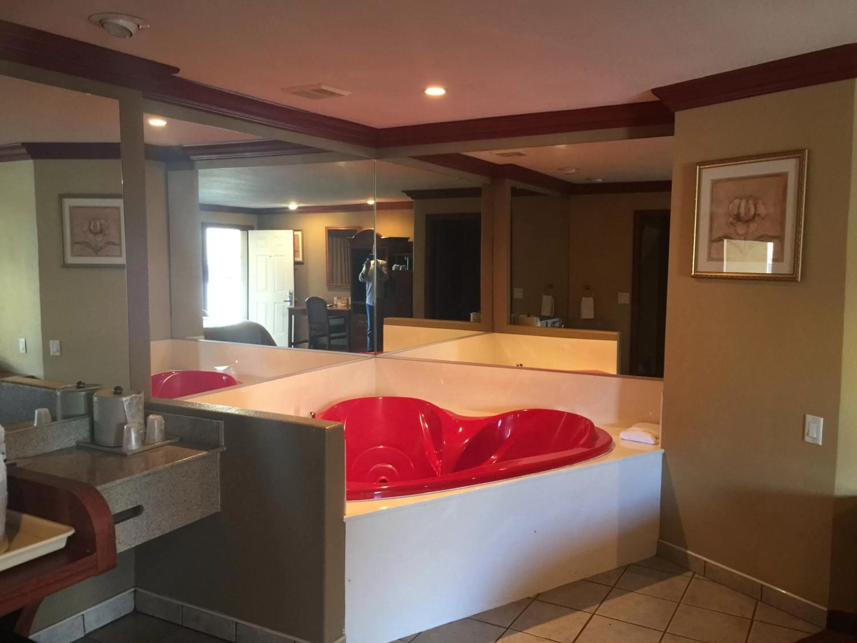 Bathroom, Bed in Thunderbird Lodge