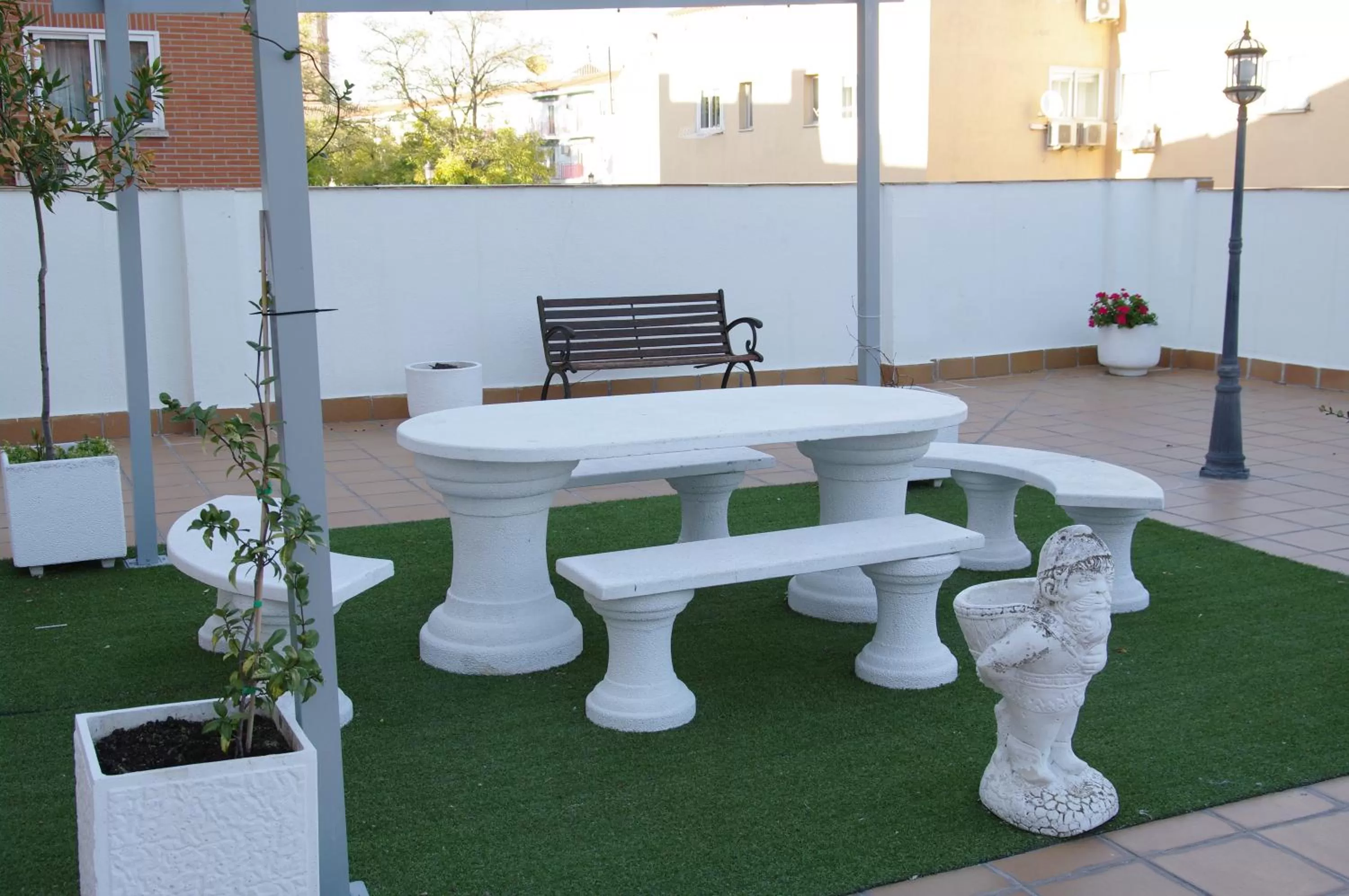 Garden in Hotel Barajas Plaza