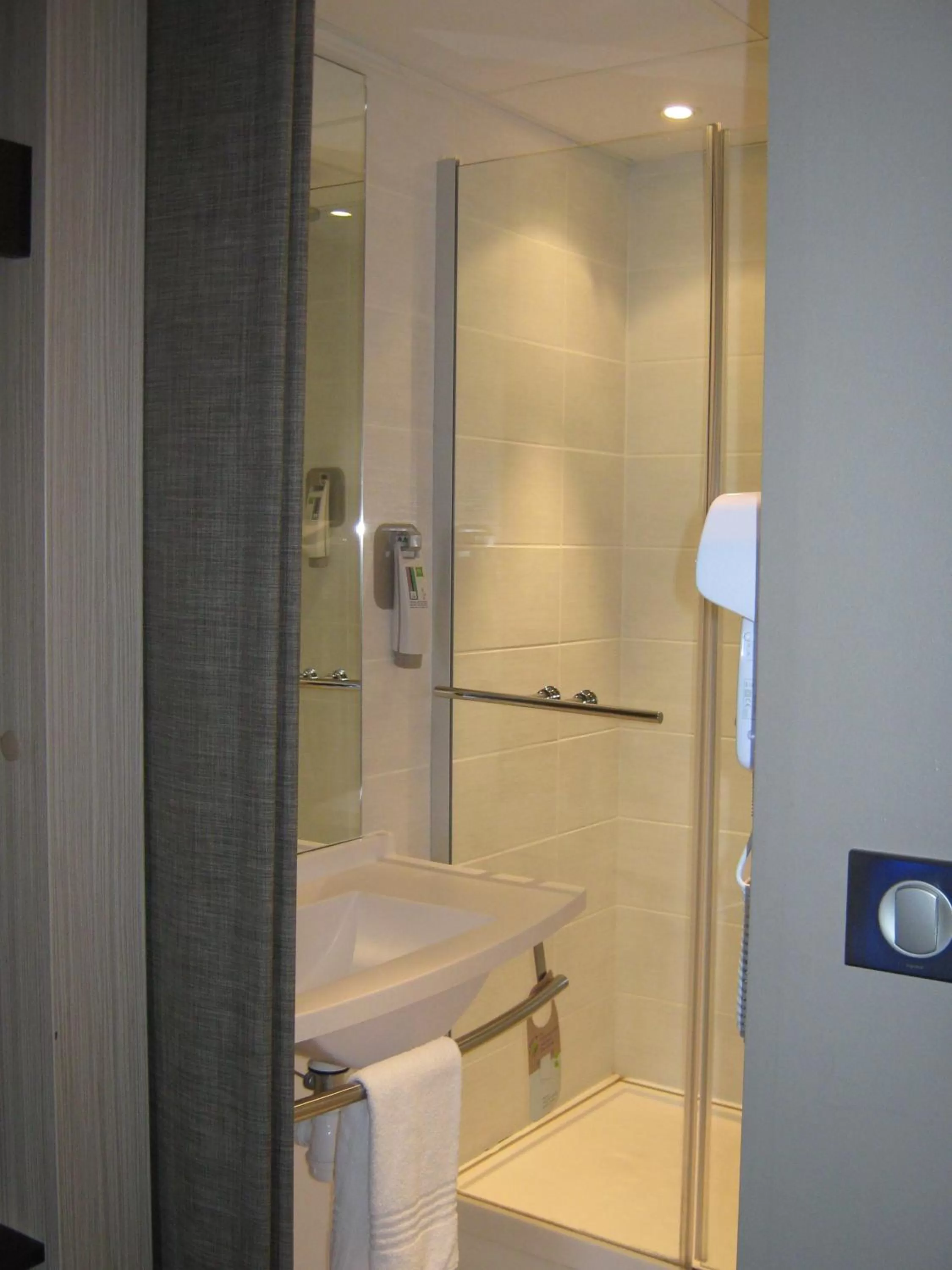 Bathroom in ibis Styles Saint Dizier