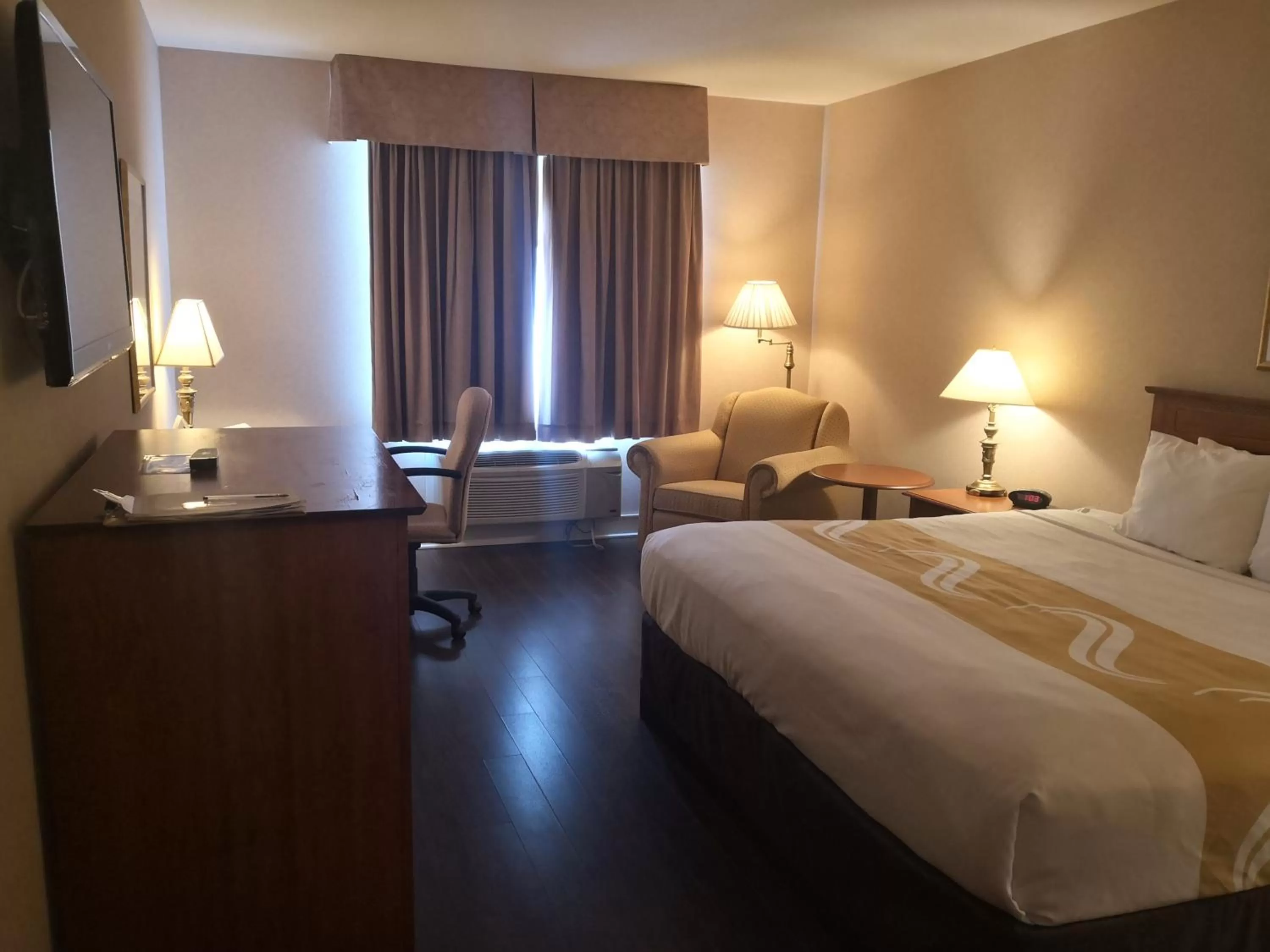 Photo of the whole room, Bed in Quality Inn & Suites