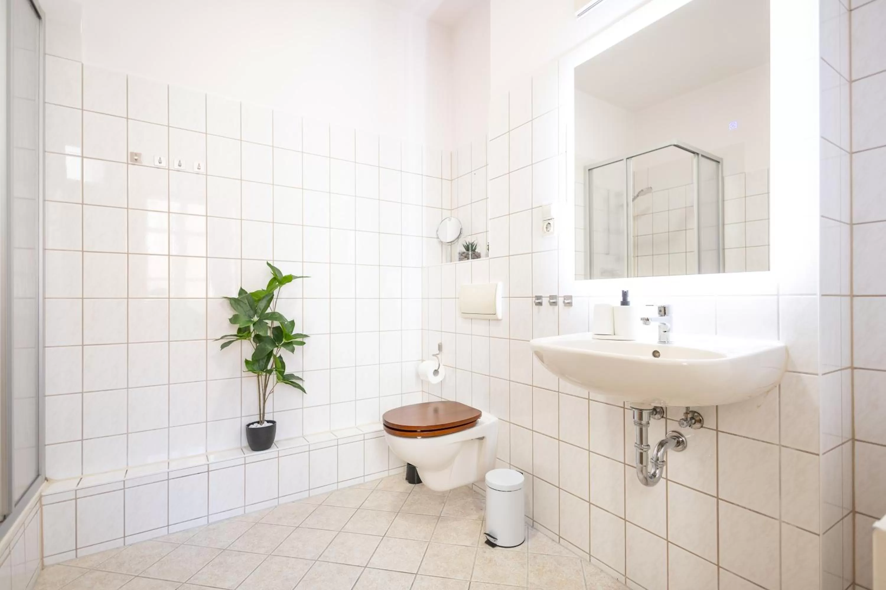 Toilet in Apartments an der Oper - Innenstadt - Zentral - Küche - Wifi - Powered by Ko-Living