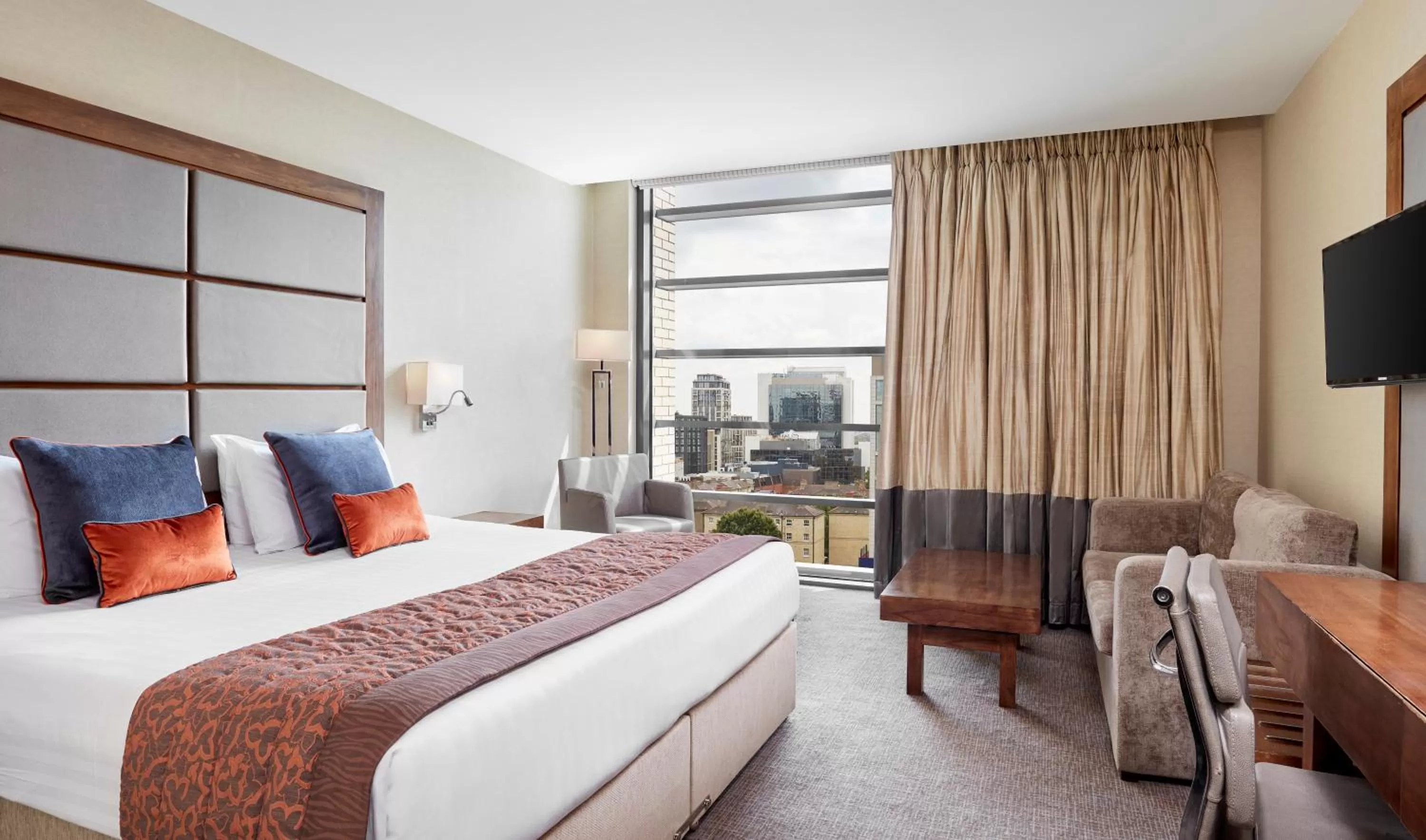 Bedroom, Bed in Leonardo Royal London Tower Bridge